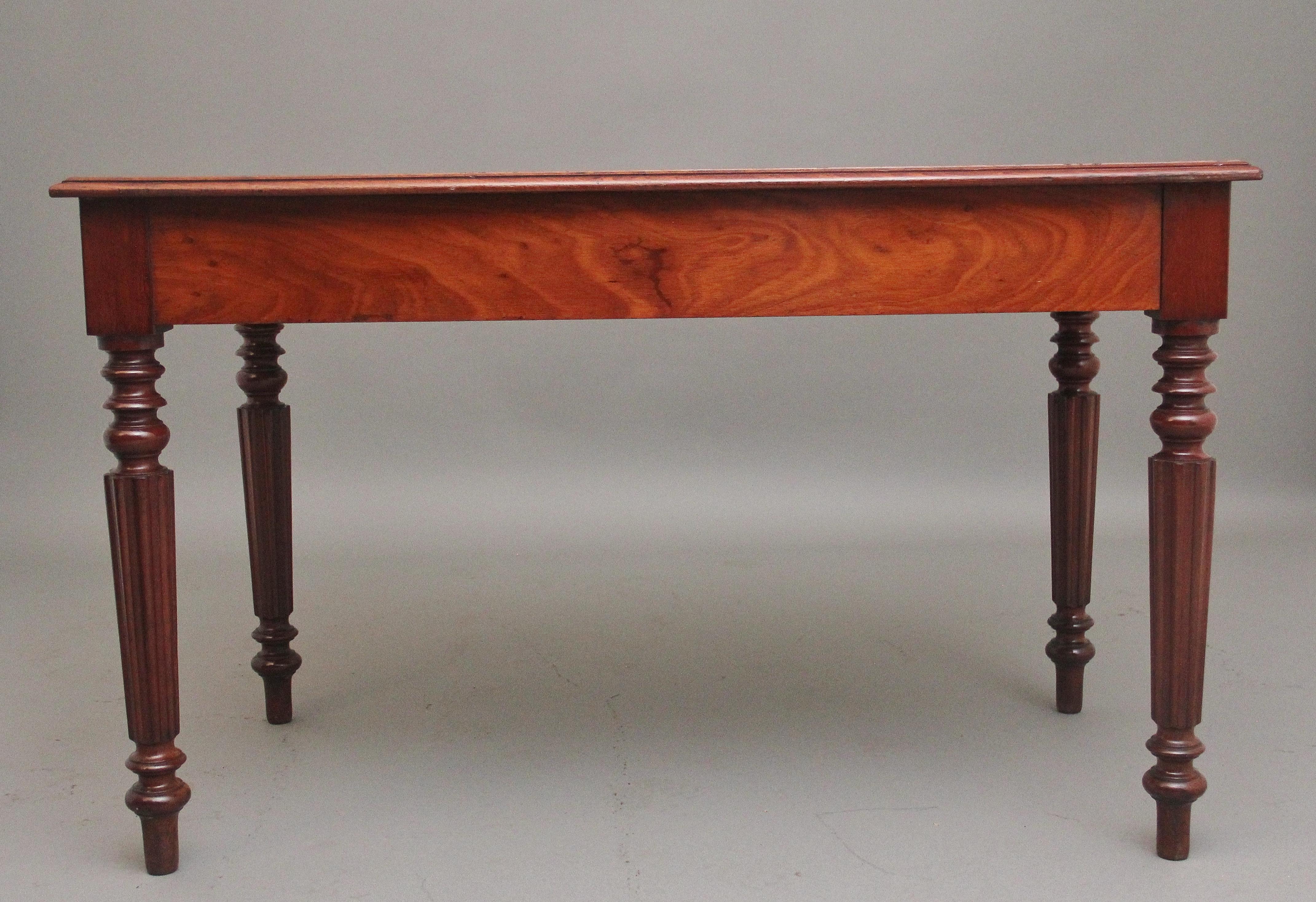 Milieu du XIXe siècle Table à écrire à deux tiroirs en acajou du 19e siècle en vente