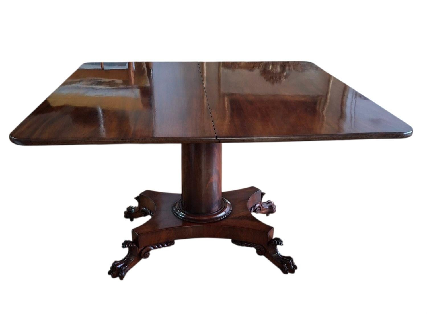 Table à déjeuner/cartes en acajou du milieu du 19e siècle, en deux parties, à feuilles tombantes.  
Plateau pivotant à feuilles tombantes, piédestal cylindrique sur socle avec acanthe sculptée et pieds en patte d'oie sur roulettes. 

Dimensions avec