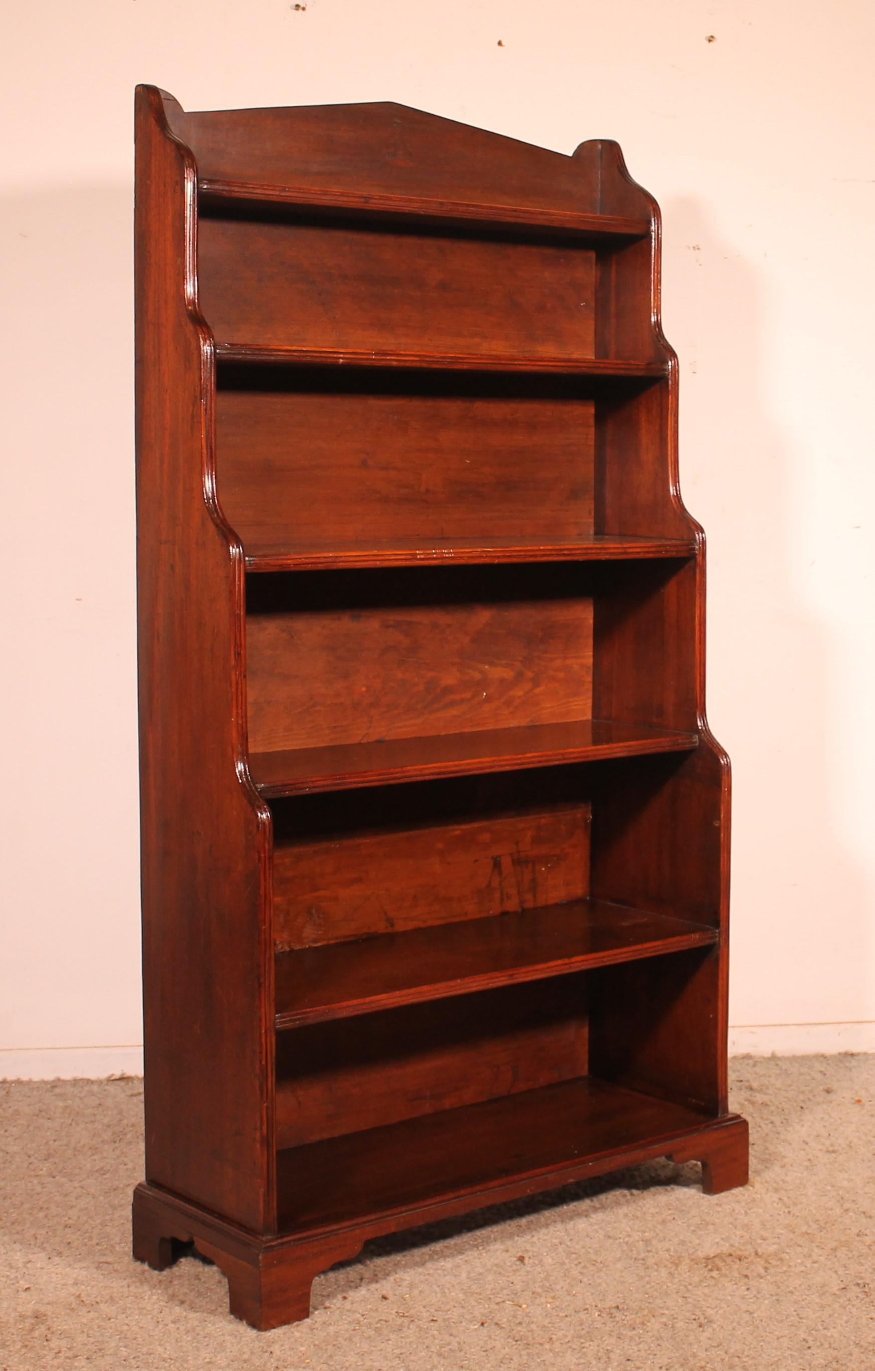 Elegante libreria a giorno della seconda metà del XIX secolo, proveniente dall'Inghilterra e chiamata cascata o cascata perché i ripiani diventano sempre più grandi. Il che gli conferisce una bellissima linea.
Si tratta di un modello raro che è