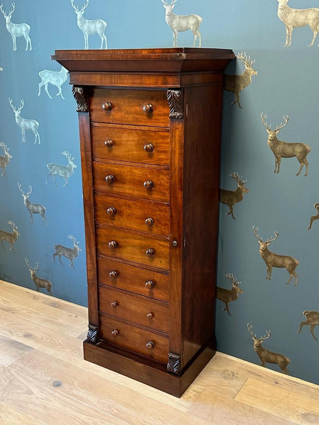 Impressive antique mahogany Wellington chest of drawers with 8 drawers. With the characteristic closure on the right side. No key present. In beautiful original condition. ready for daily use

Origin: England
Wood type: Mahogany
Period: Approx.