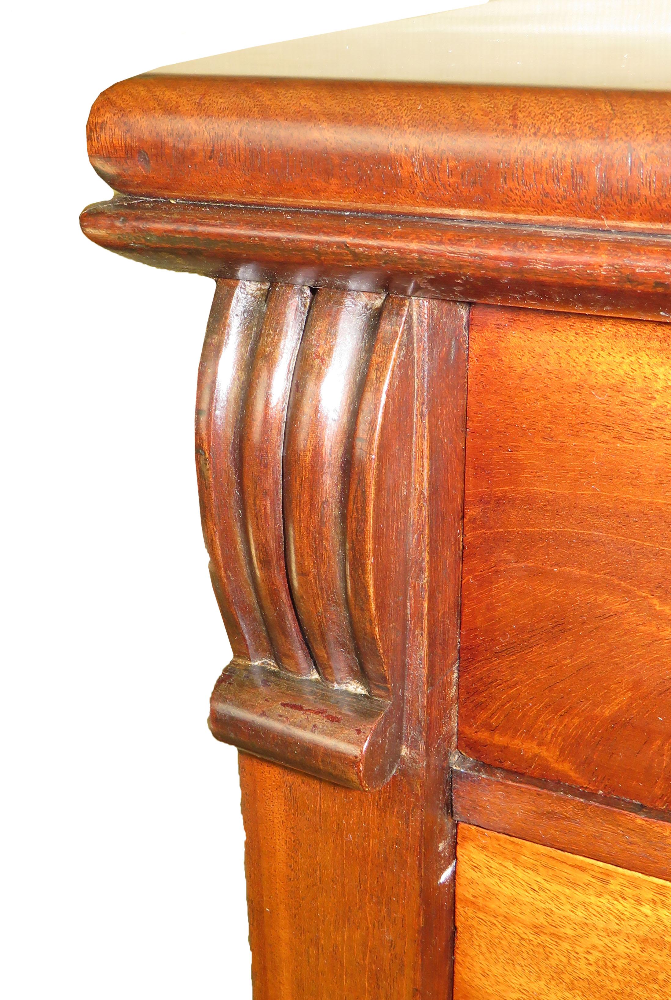 A very good quality mid-19th century mahogany Wellington
chest of seven drawers retaining original turned wooden
knobs and carved decoration to pilaster raised on original
plinth base.

(Legend has it that the first Duke of Wellington,