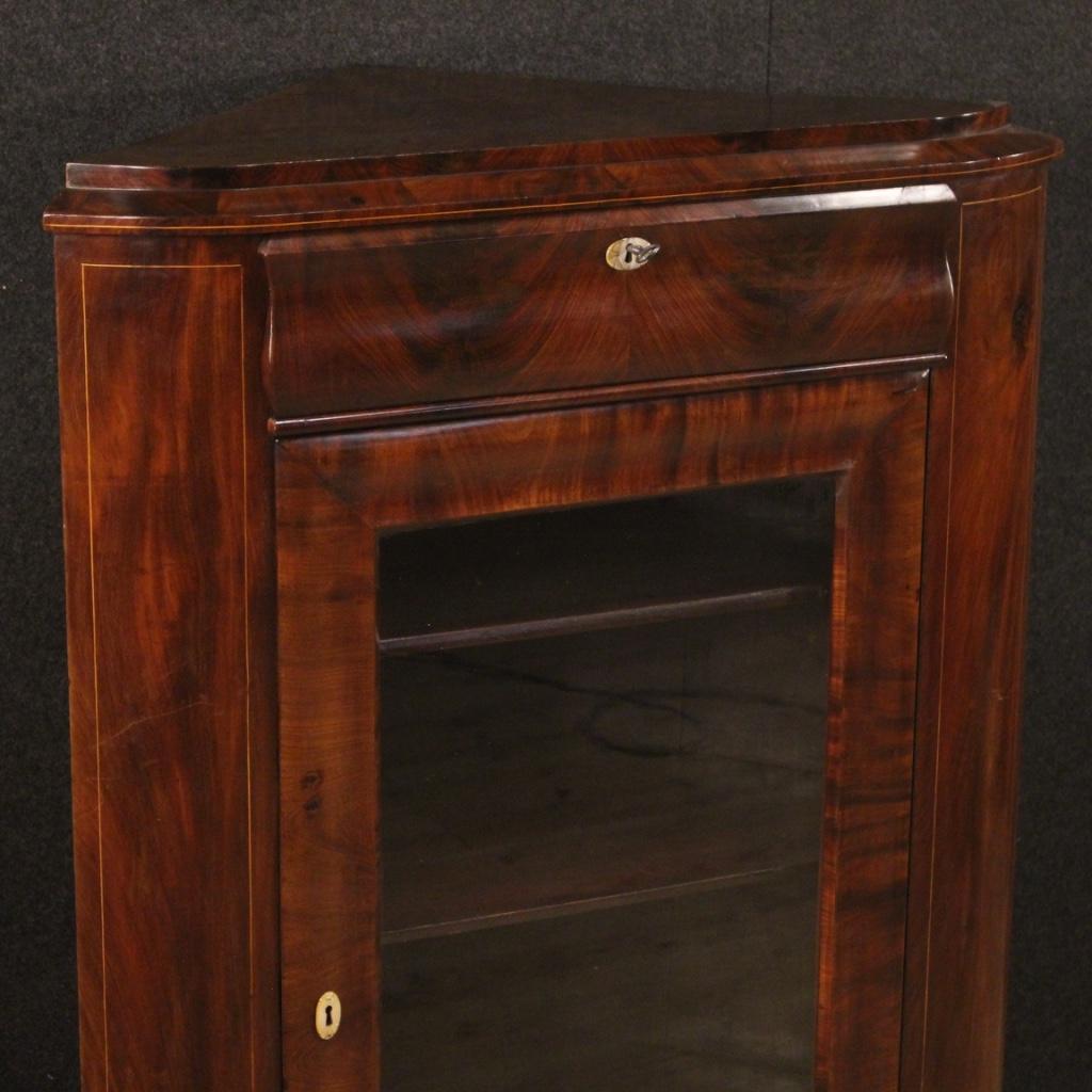 Dutch corner cabinet from the late 19th century. Furniture veneered in mahogany with maple inlay beautifully designed and pleasant mother of pearl vents. Corner cupboard equipped with a door with recessed glass and a drawer of good capacity and
