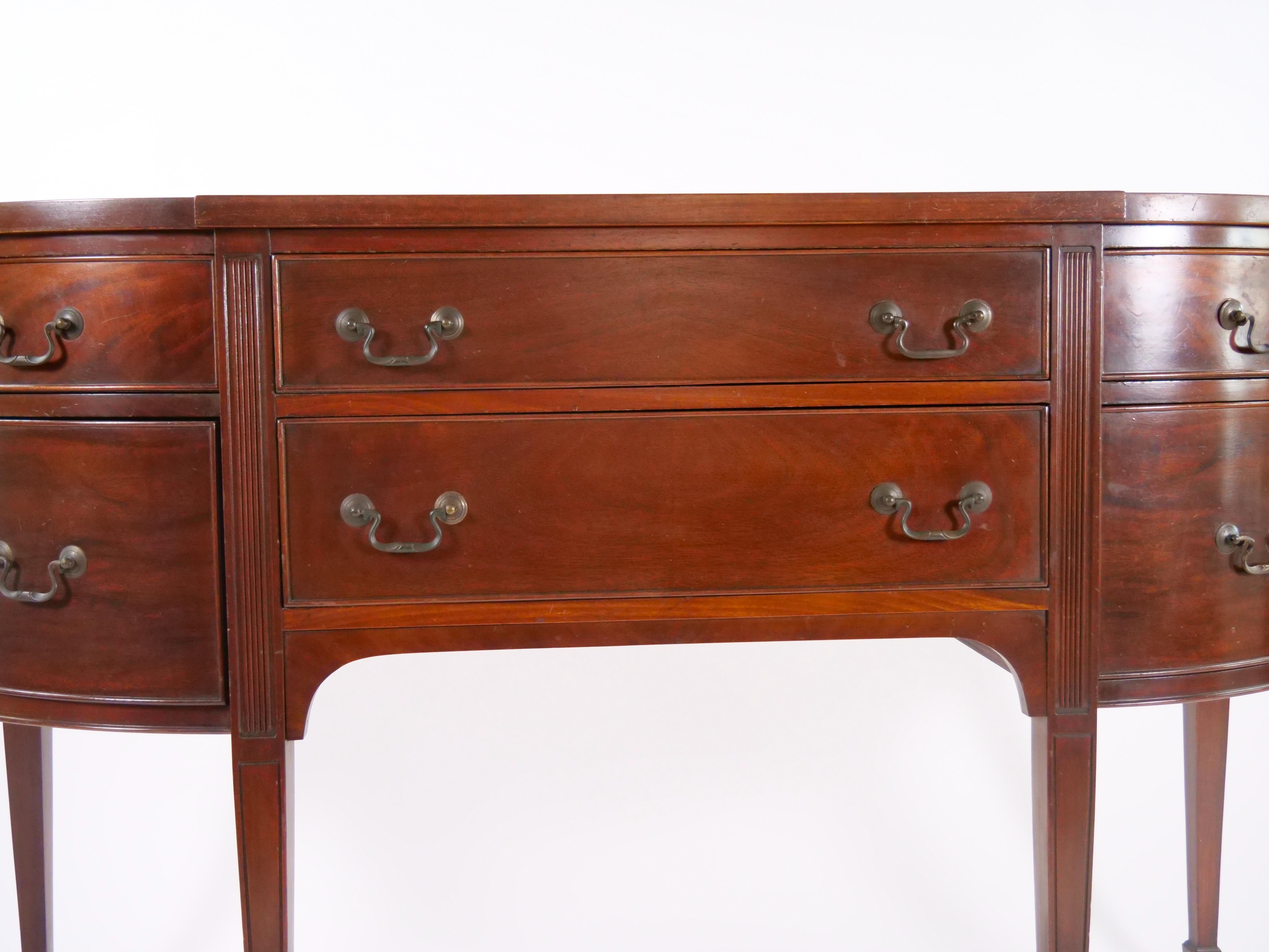 19th century Mahogany Wood Bow Front Buffet / Server  In Good Condition For Sale In Tarry Town, NY