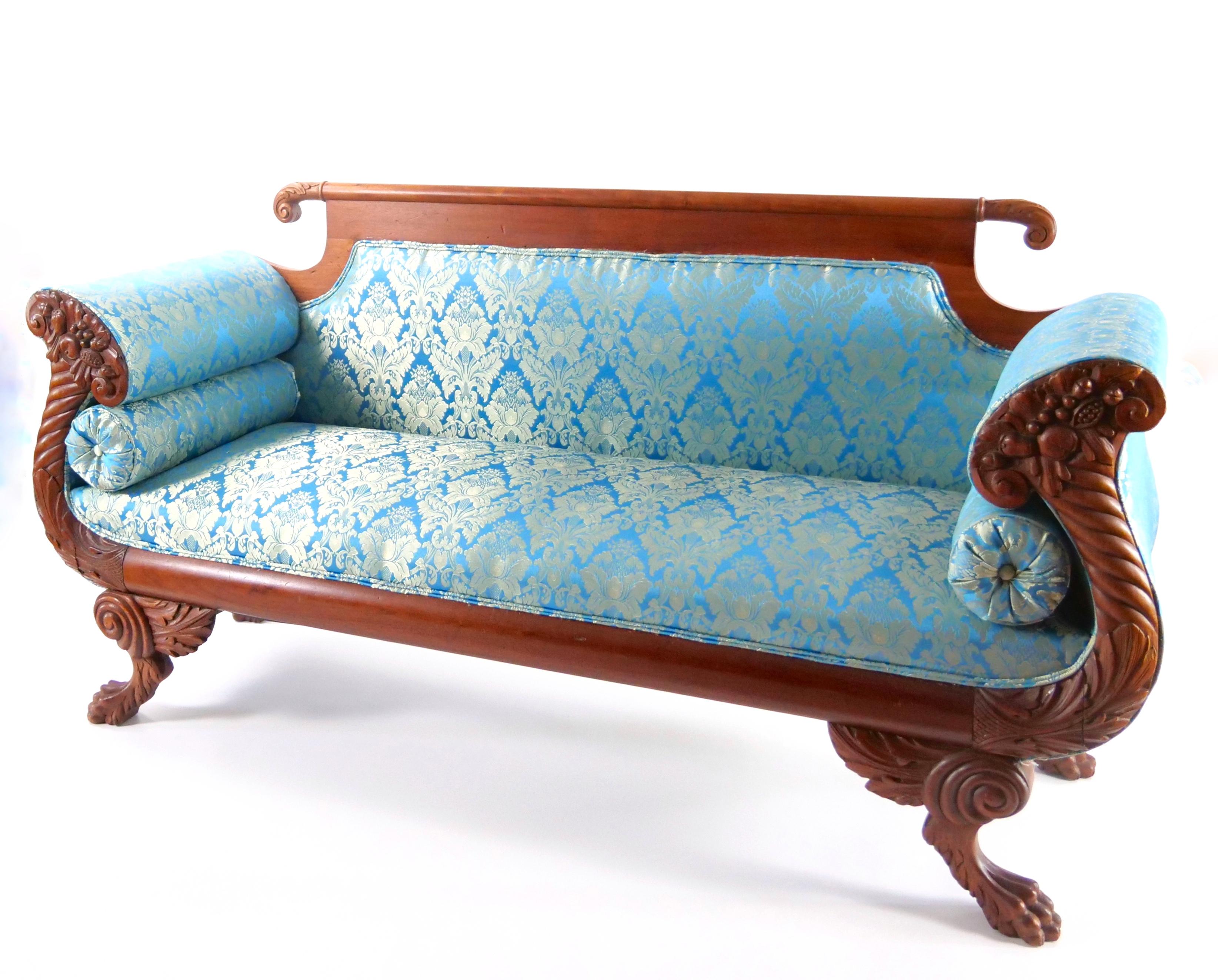 Tauchen Sie ein in den Charme des 19. Jahrhunderts mit unserem prächtigen, mit Mahagoniholz gerahmten nordamerikanischen Sofa im Empire-Stil. Diese Verkörperung zeitloser Eleganz rühmt sich eines Designs im Empire-Stil, das sich durch seinen