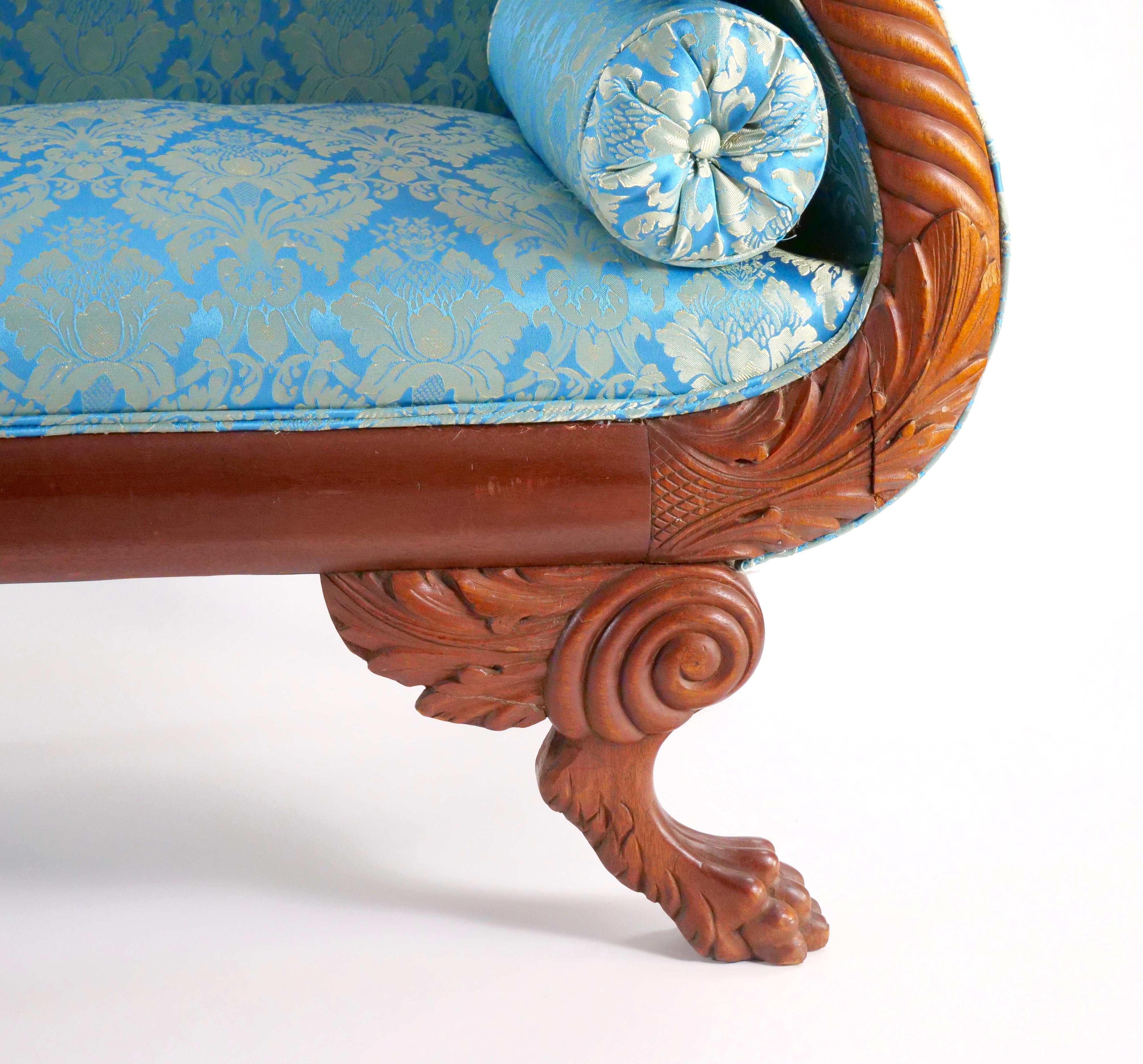 Mahagoniholz gerahmtes gepolstertes Sofa im Empire-Stil des 19. Jahrhunderts (amerikanisch) im Angebot