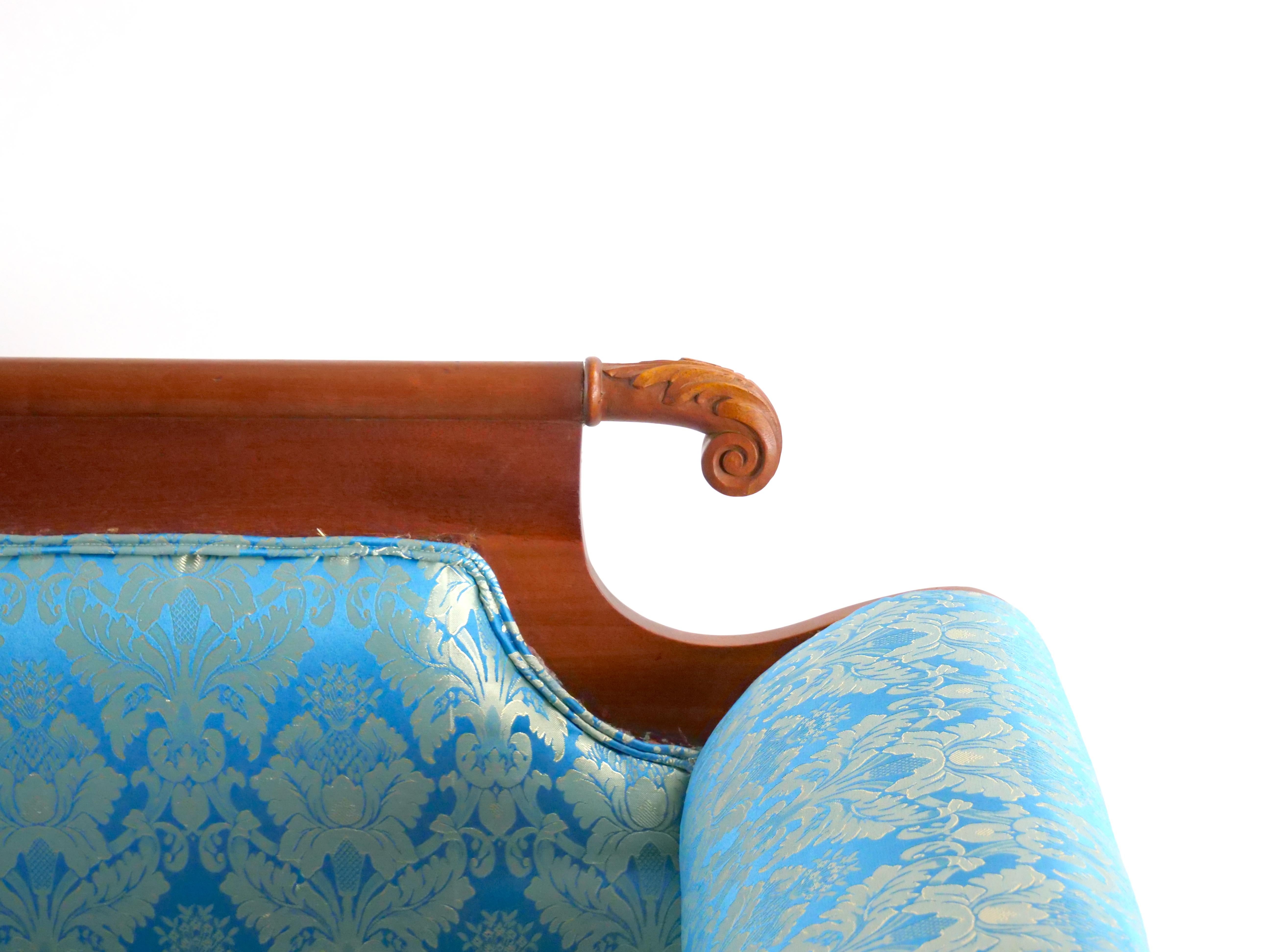 Mahagoniholz gerahmtes gepolstertes Sofa im Empire-Stil des 19. Jahrhunderts (Handgeschnitzt) im Angebot