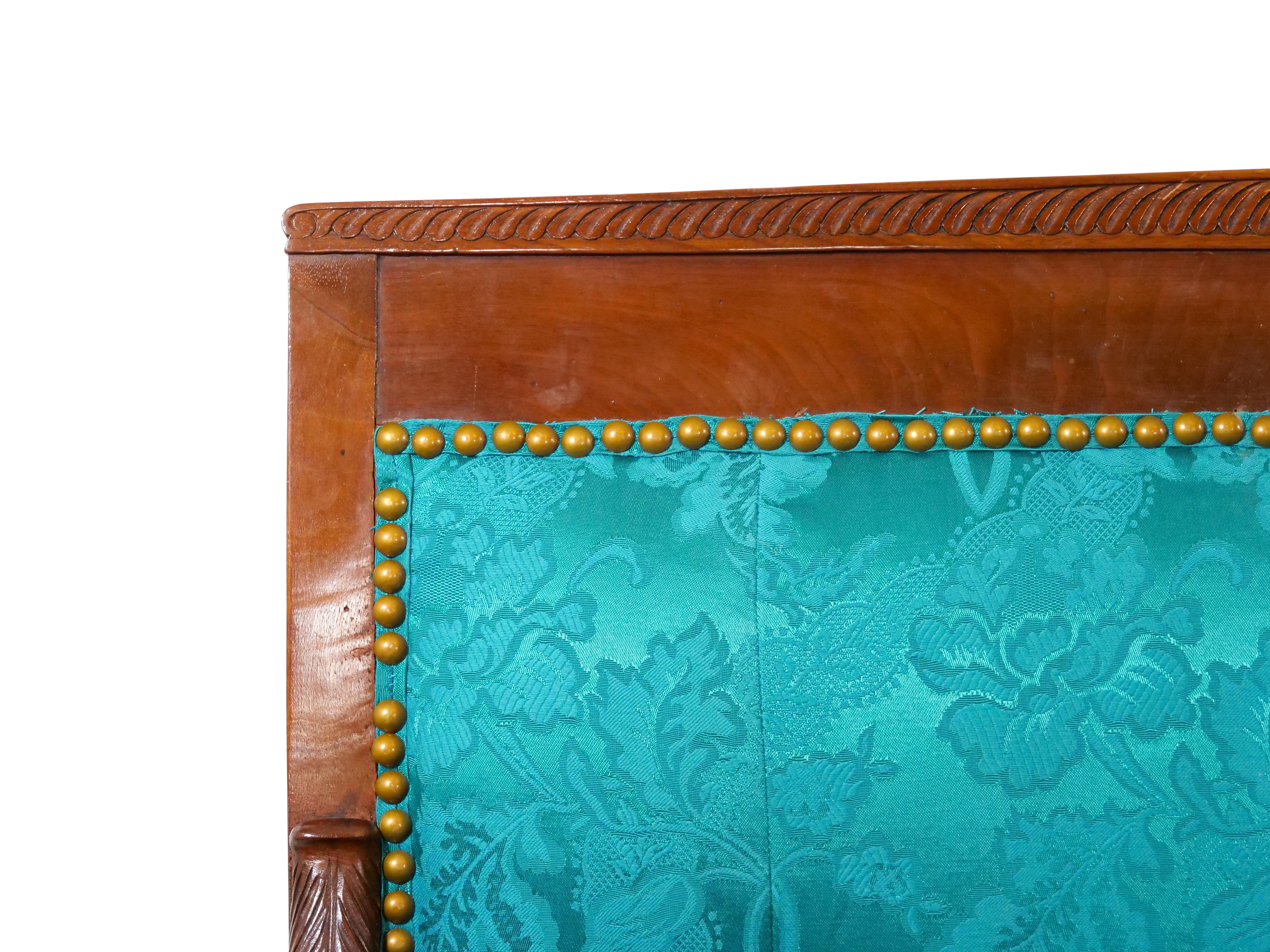 Français Canapé du 19e siècle en acajou avec cadre en bois et tapisserie en vente