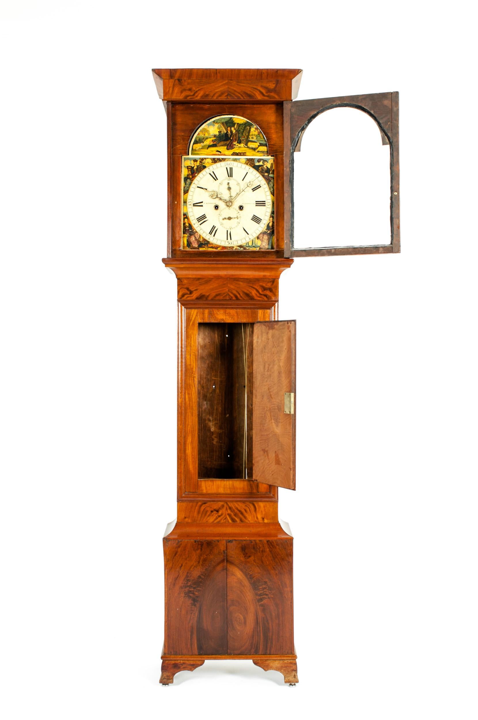 Pendule William Fullerton du milieu du XIXe siècle, en bois d'acajou, à long boîtier. Le boîtier de l'horloge est en bon état d'antiquité, avec une usure visible correspondant à son âge et à son utilisation. L'horloge est signée par le fabricant. Le