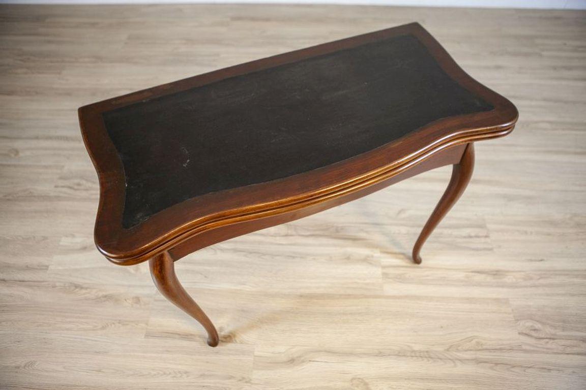 19th-Century Mahogany Wood & Veneer Card Table / Console Table

This table is made of mahogany wood and veneer, dating back to the late 19th century. It takes the form of a wall-mounted console table, featuring a two-part folding tabletop. When the