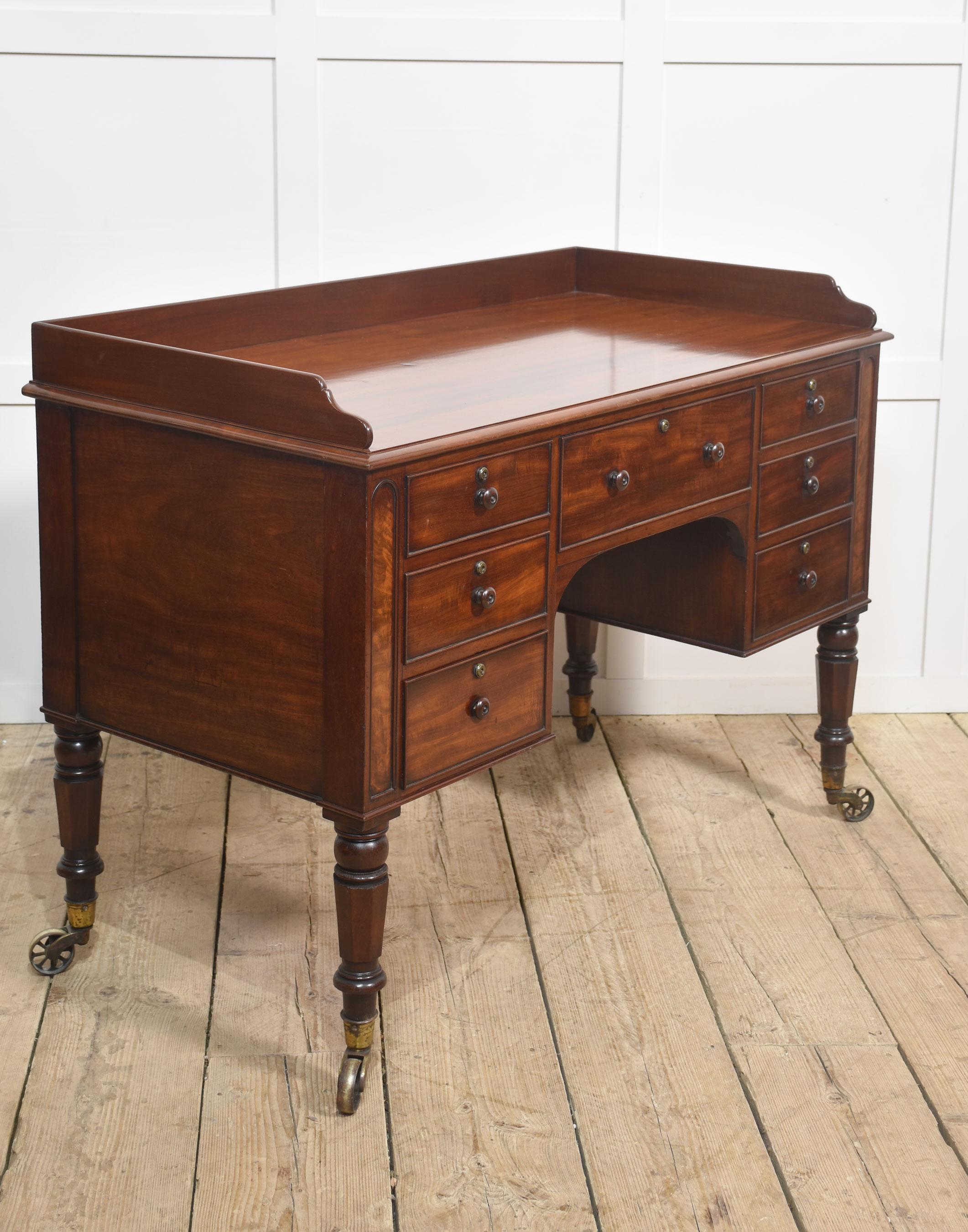 19th century mahogany writing table For Sale 4