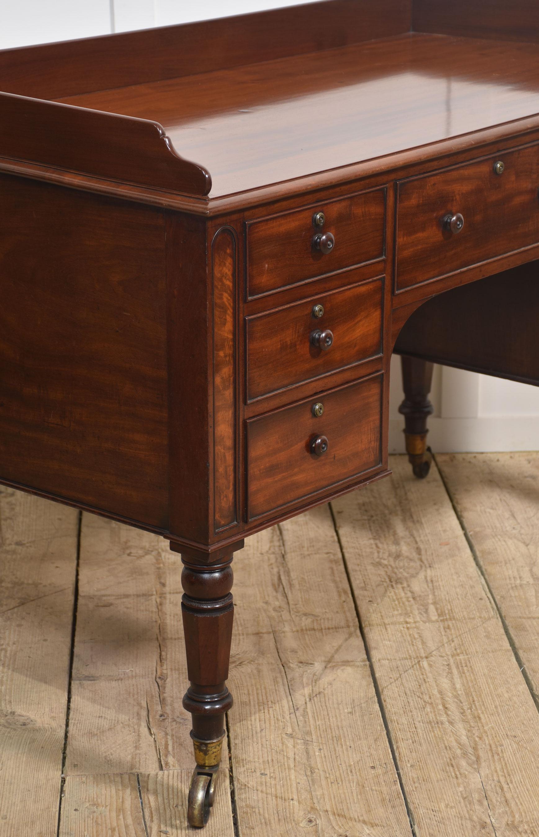 19th century mahogany writing table For Sale 5