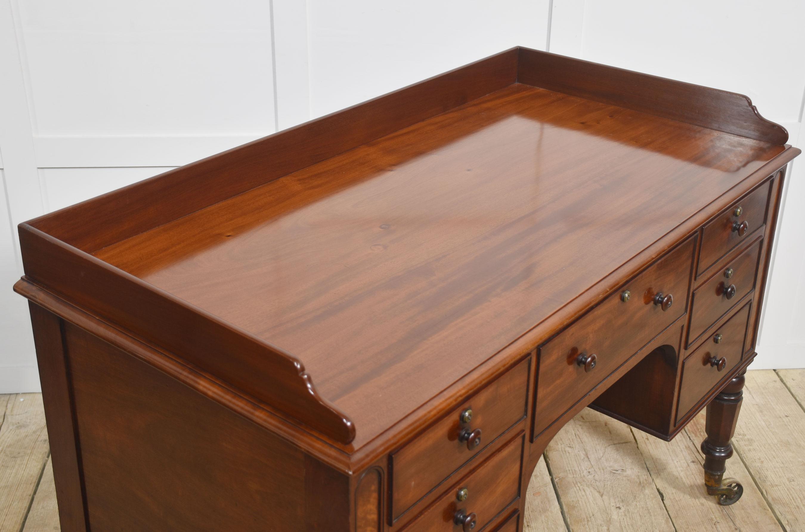 19th century mahogany writing table For Sale 6