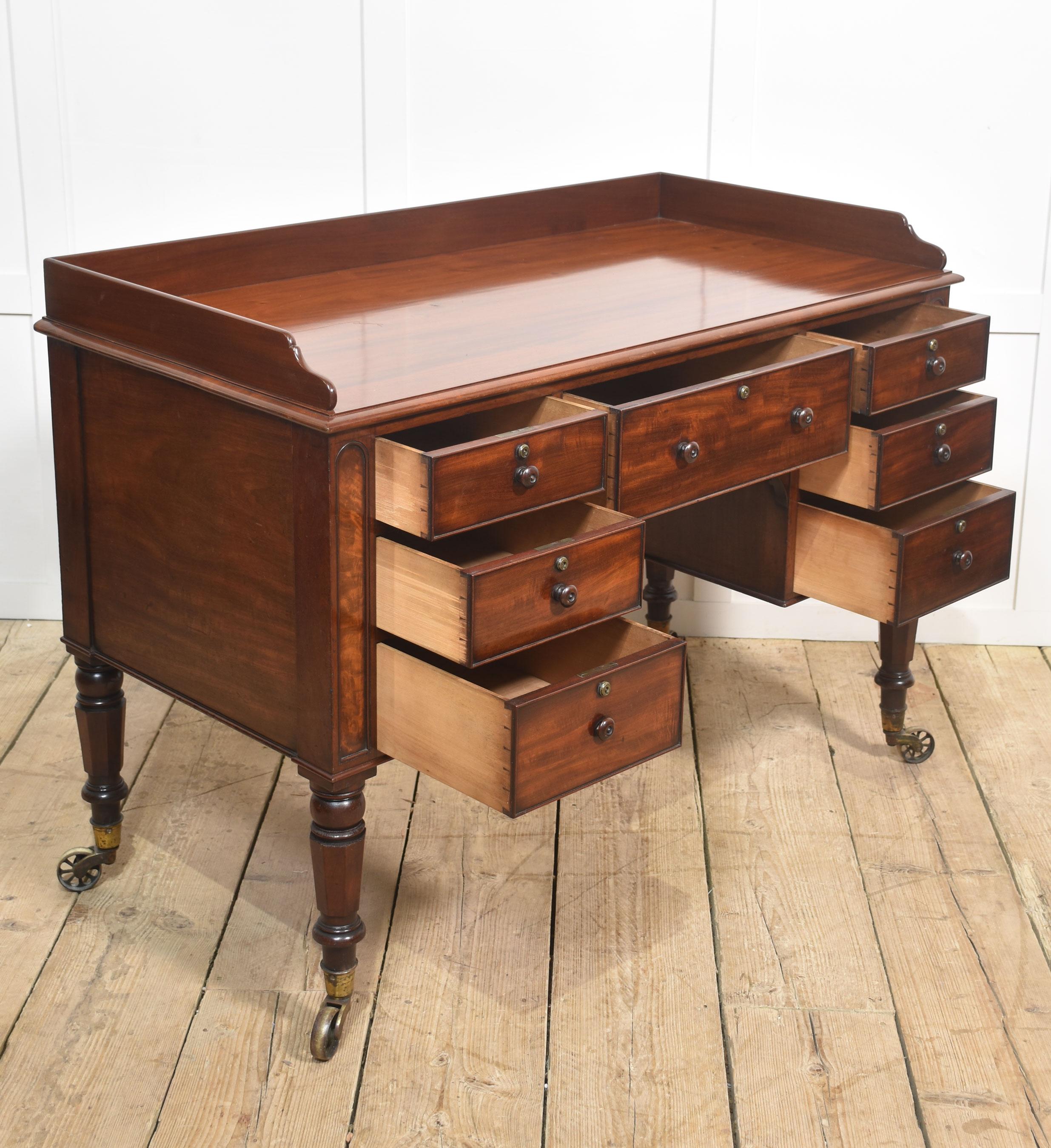 19th century mahogany writing table For Sale 7
