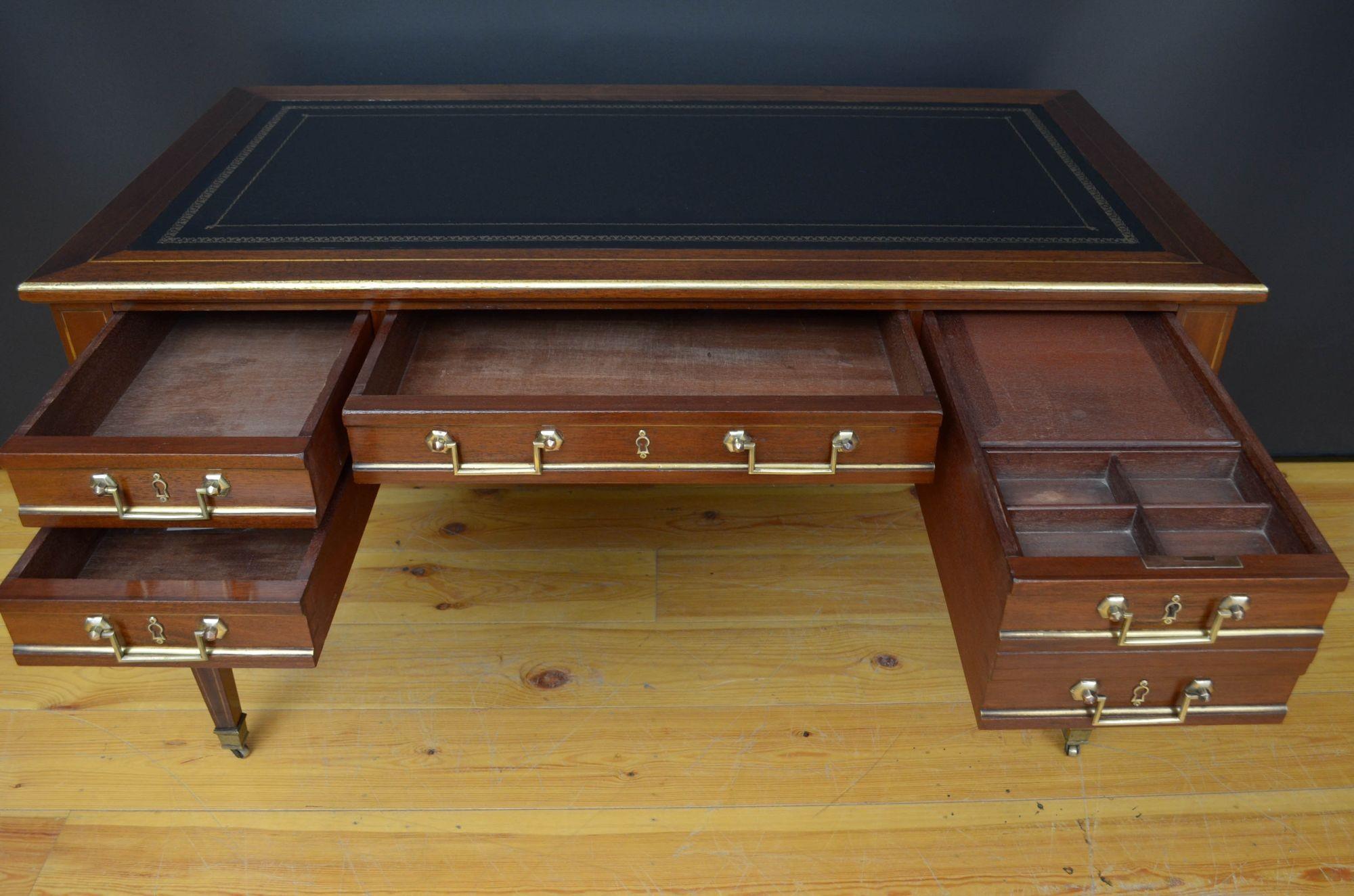 Mahagoni-Schreibtisch aus dem 19. Jahrhundert im Angebot 13