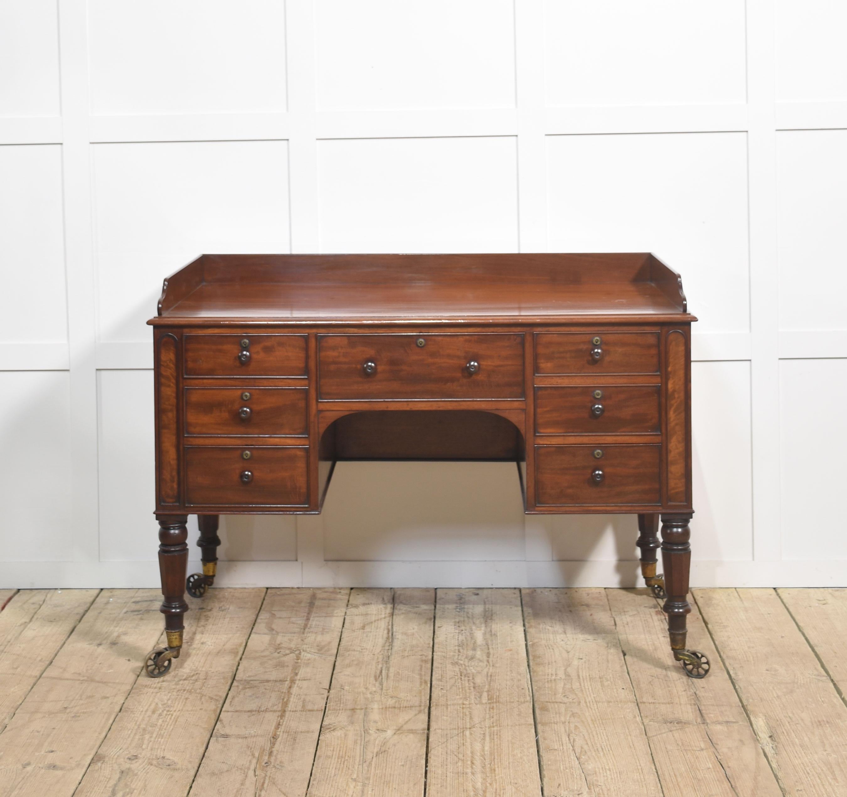 19th century mahogany writing table In Good Condition For Sale In Cheshire, GB