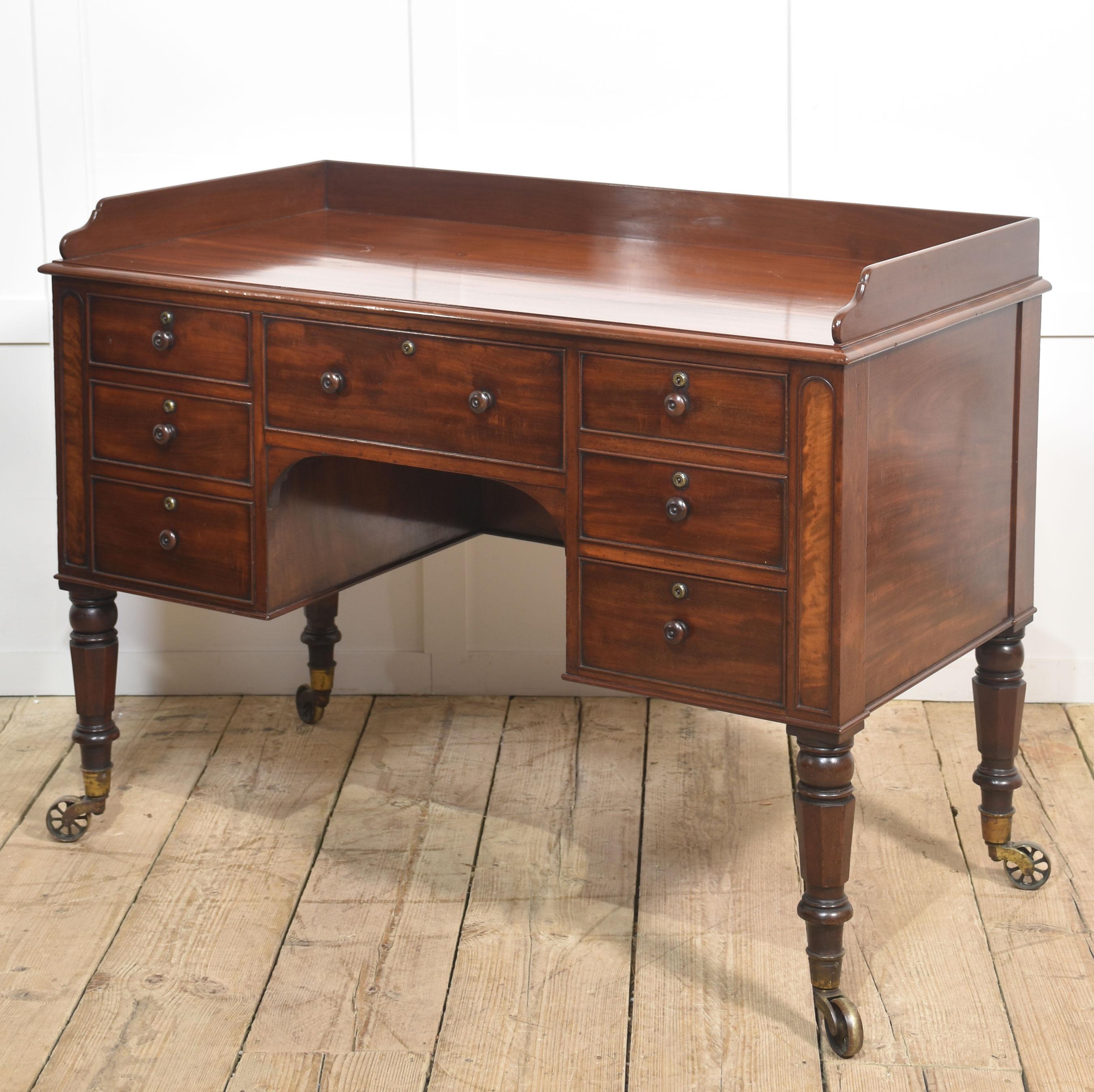 19th century mahogany writing table For Sale 2