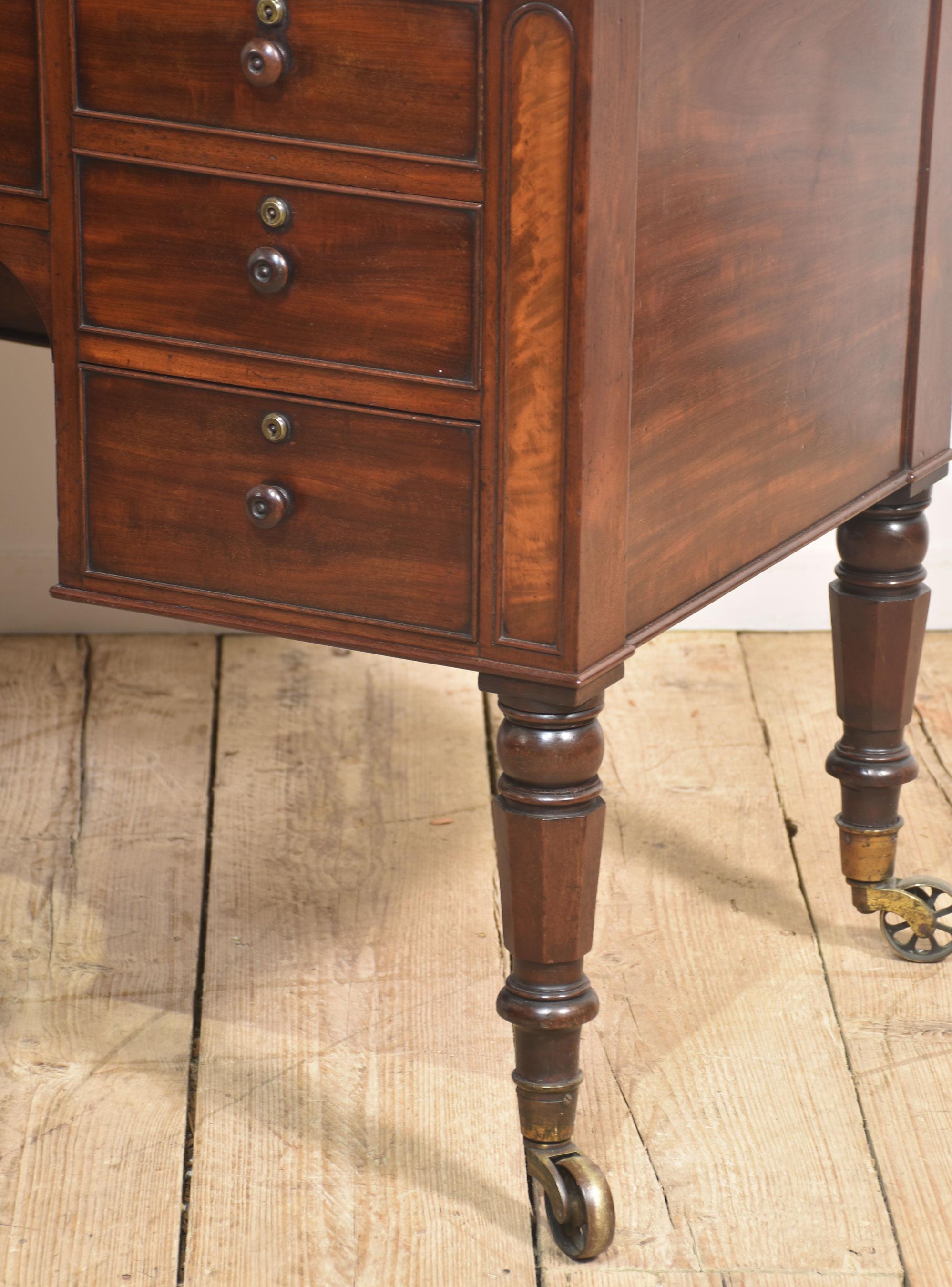 19th century mahogany writing table For Sale 3