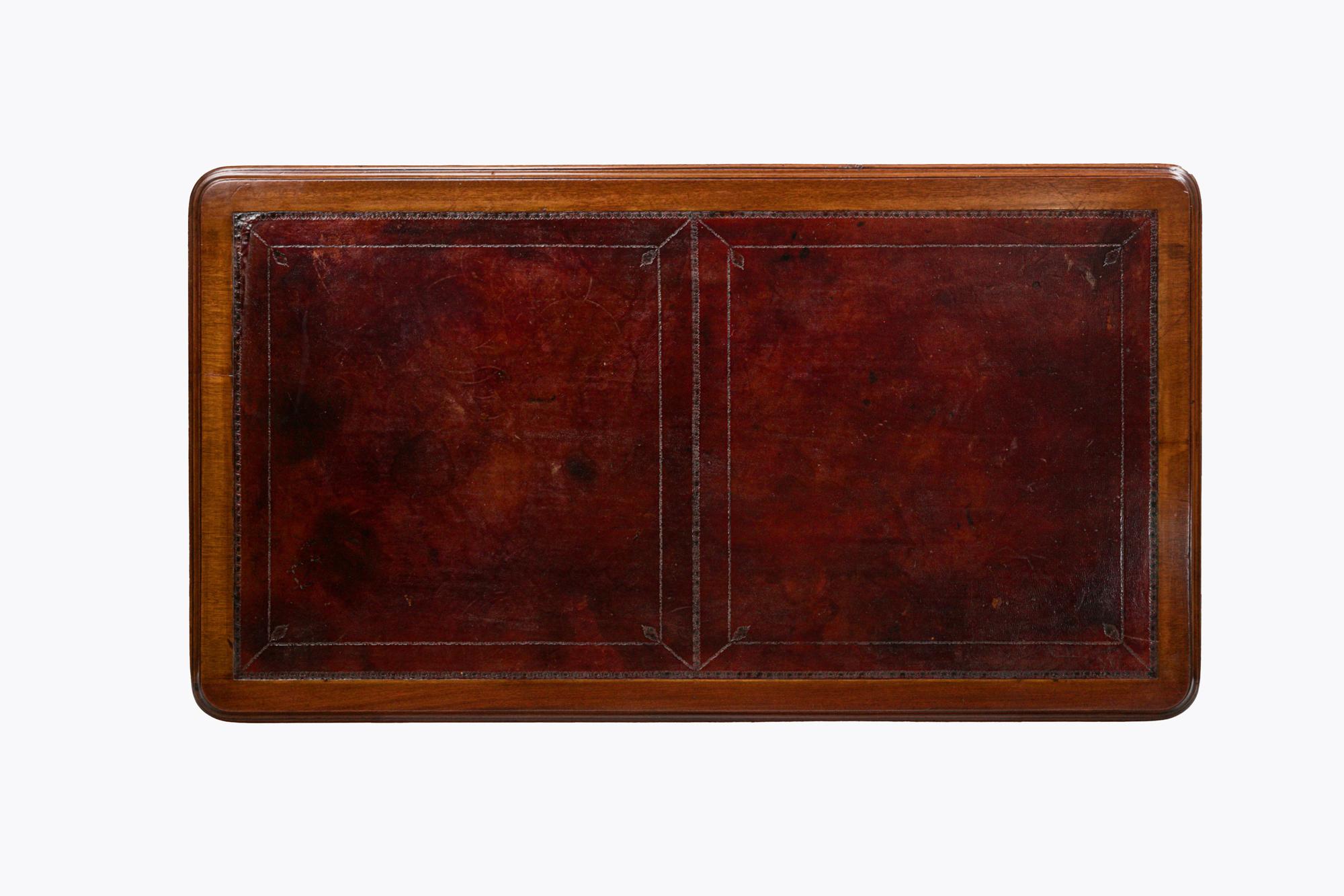 Britannique Table à écrire en acajou du 19e siècle avec plateau en cuir toilé en vente