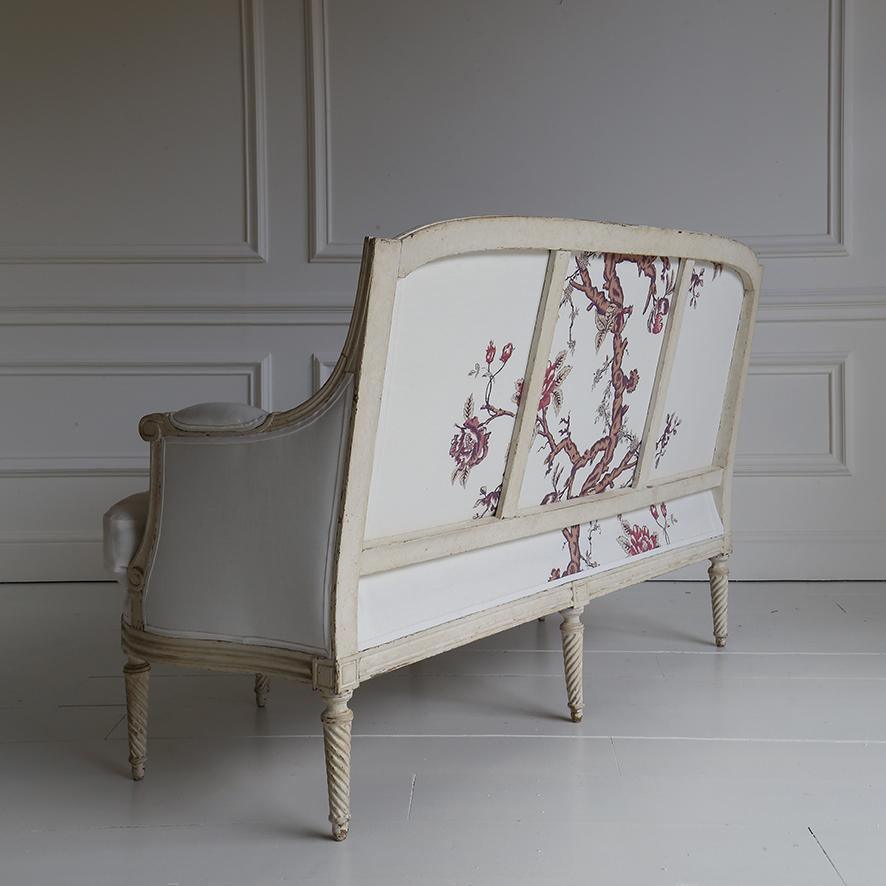 Canapé ancien attribué à l'éminent atelier français, la Maison Jansen, datant d'environ le 19ème siècle, tapissé dans notre tissu Marly I Pomegranate.