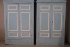 19. Jahrhundert Majestic Pair von antiken Schränken in lackiertem Tannen- und Pappelholz