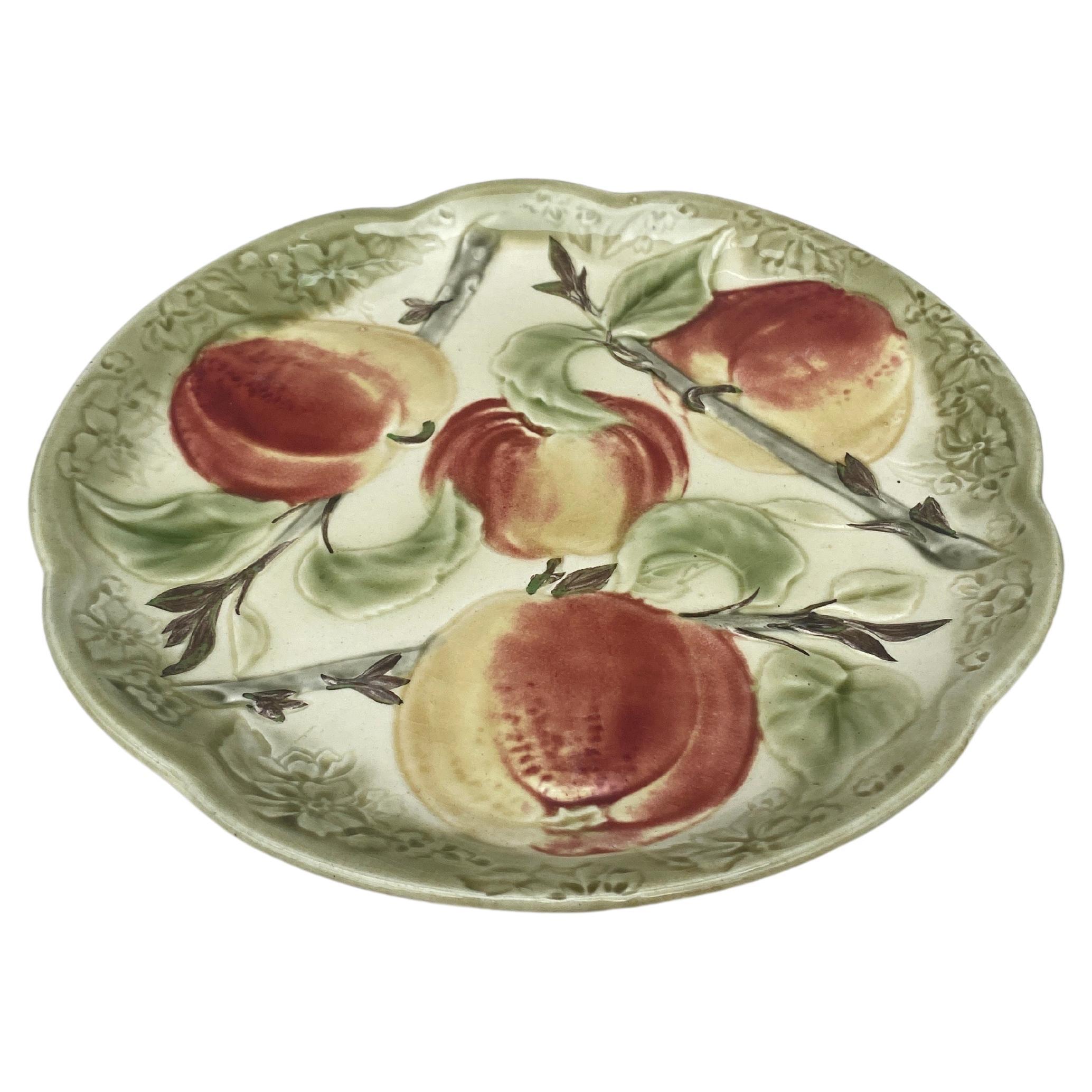 Assiette à pommes en majolique du XIXe siècle signée Choisy-le-Roi.
Réalisé pour Higgins & Setter New York.
The Higgins & Seiter Company de New York a commencé à vendre des décorations pour la table, notamment du verre richement taillé en 1887. En
