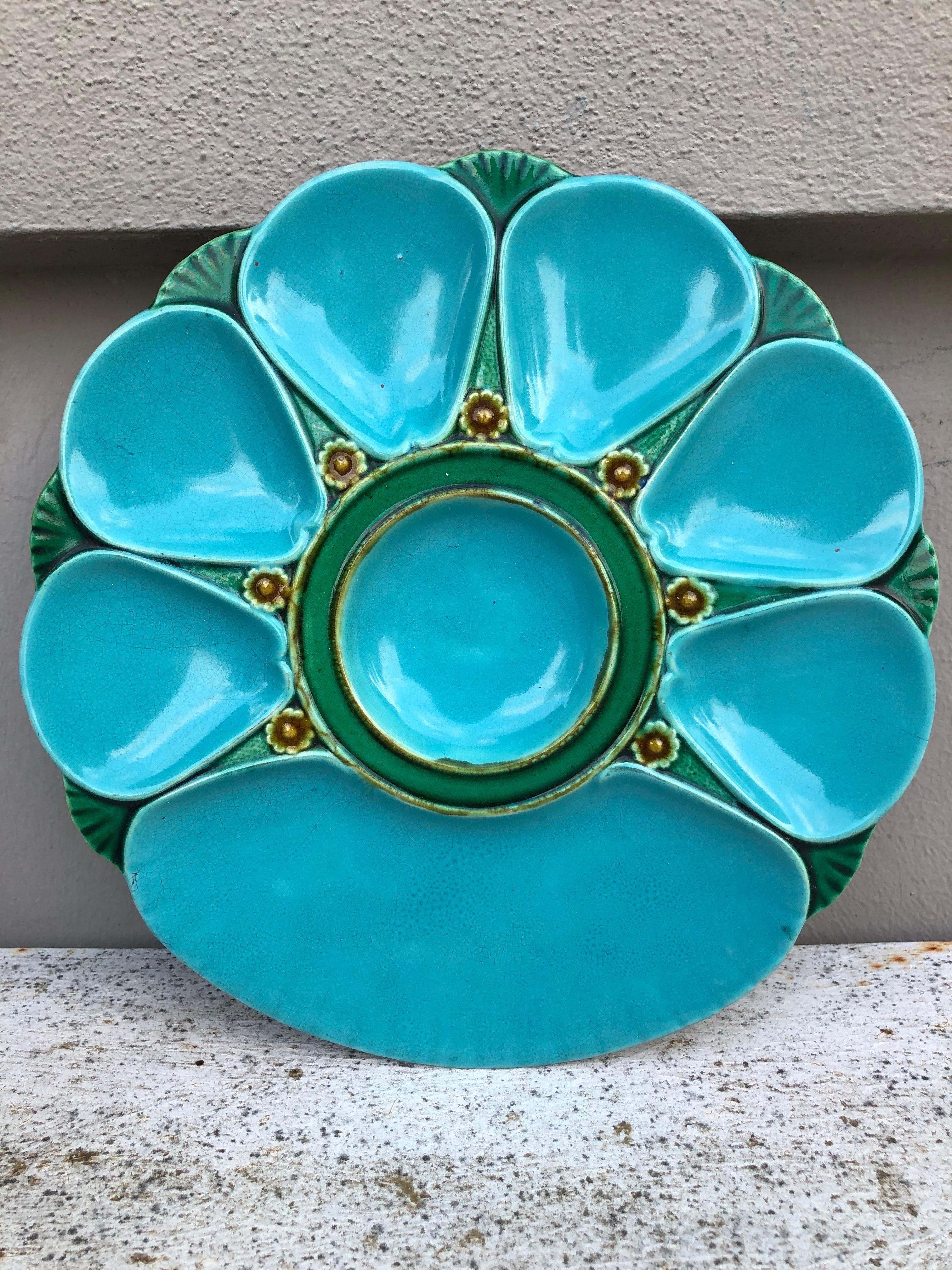 Piatto in maiolica Aqua Oyster del XIX secolo Minton.
