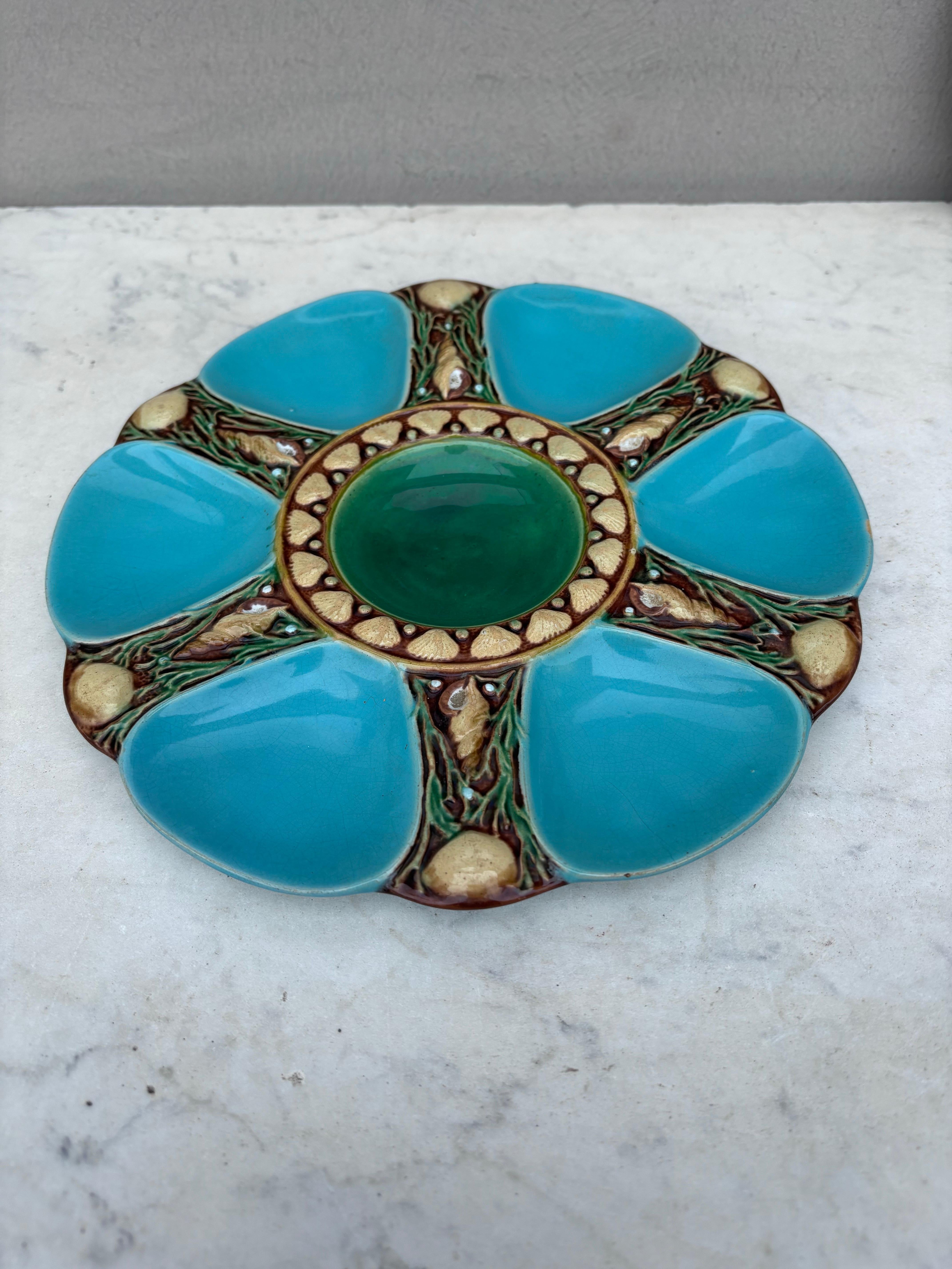 Piatto in maiolica vittoriana del XIX secolo firmato Minton.
