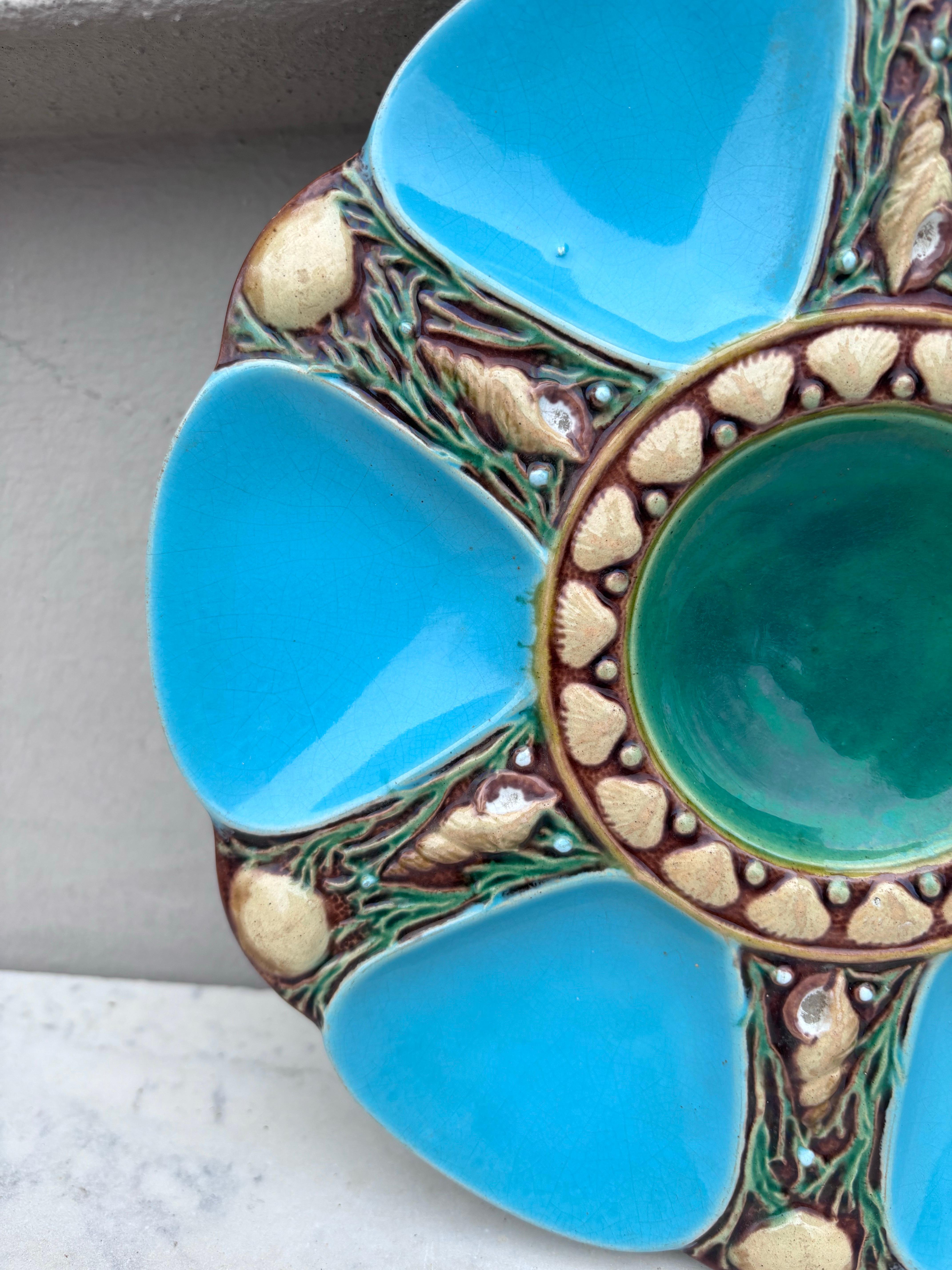 Vittoriano Piatto in maiolica Aqua Oyster del XIX secolo Minton