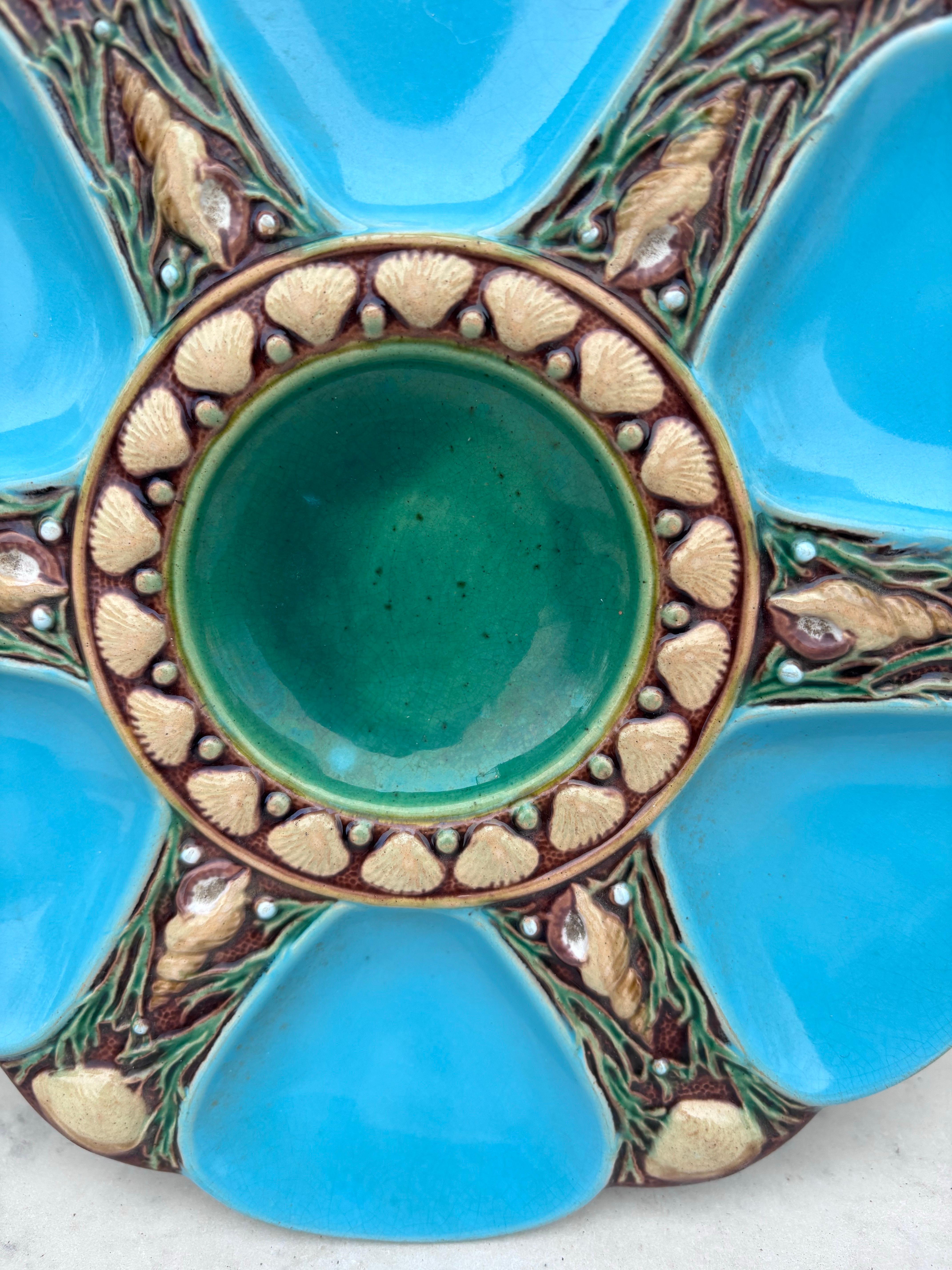 Vittoriano Piatto in maiolica Aqua Oyster del XIX secolo Minton