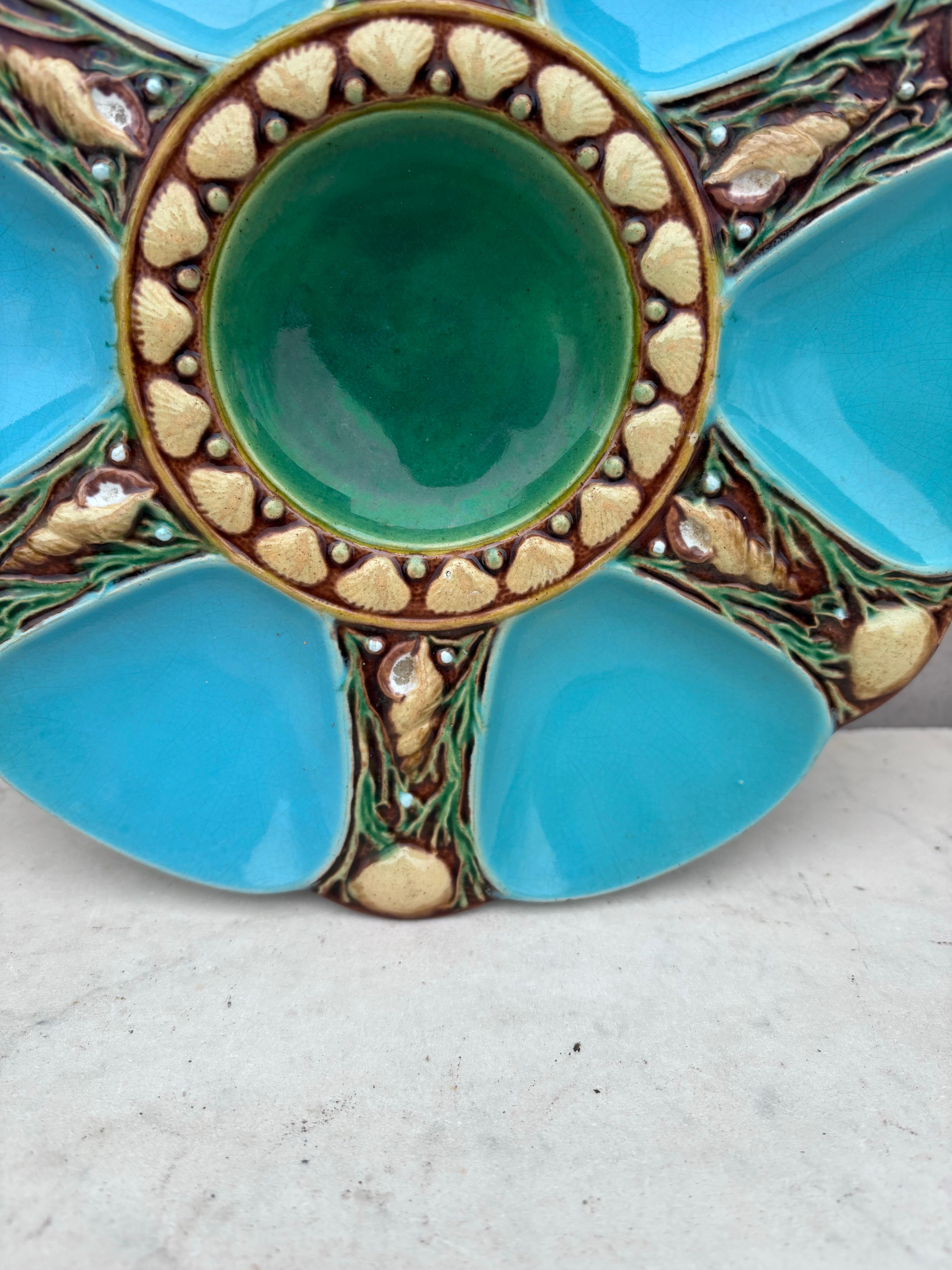 Inglese Piatto in maiolica Aqua Oyster del XIX secolo Minton