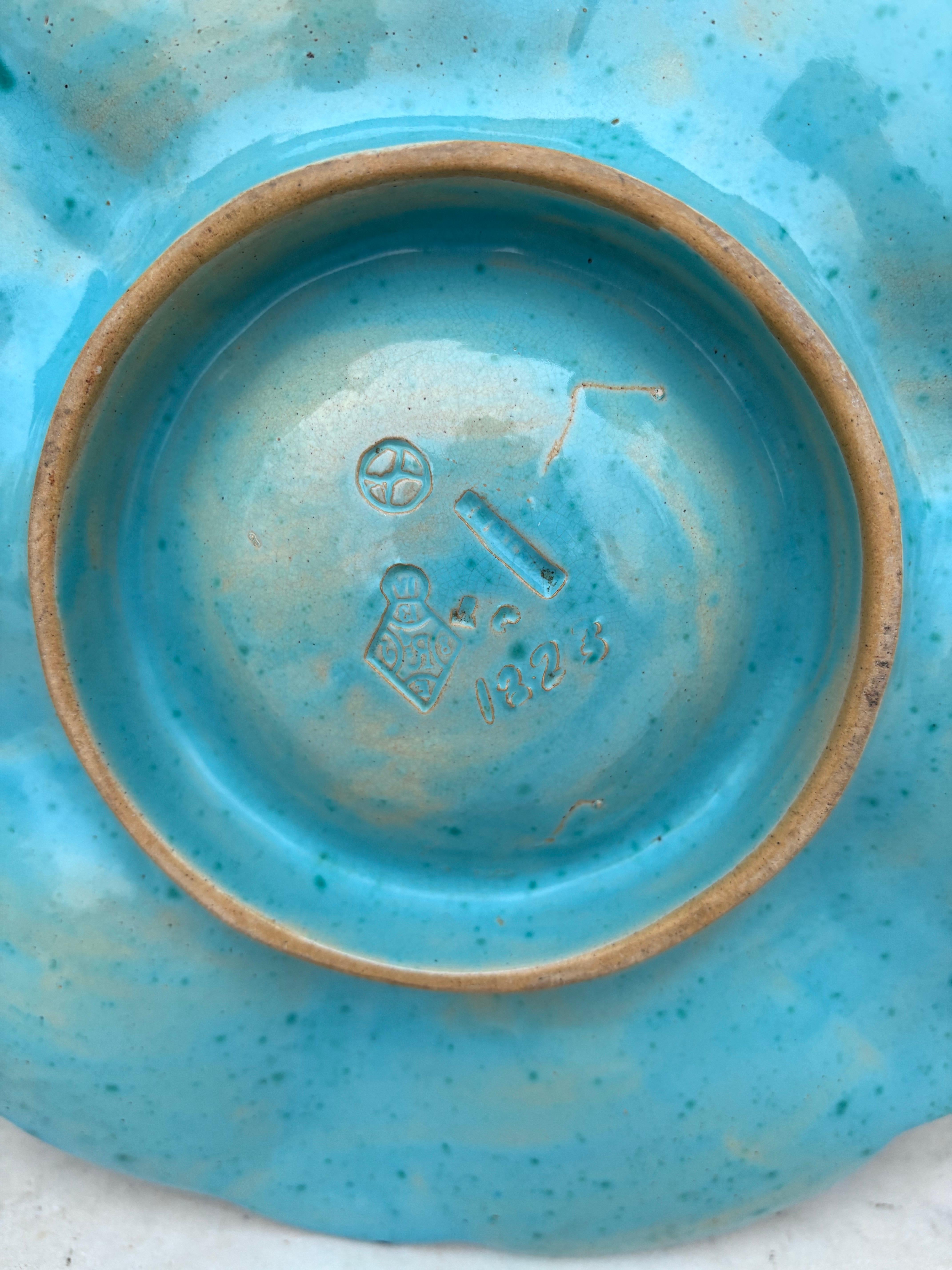 Piatto in maiolica Aqua Oyster del XIX secolo Minton In condizioni buone a Austin, TX