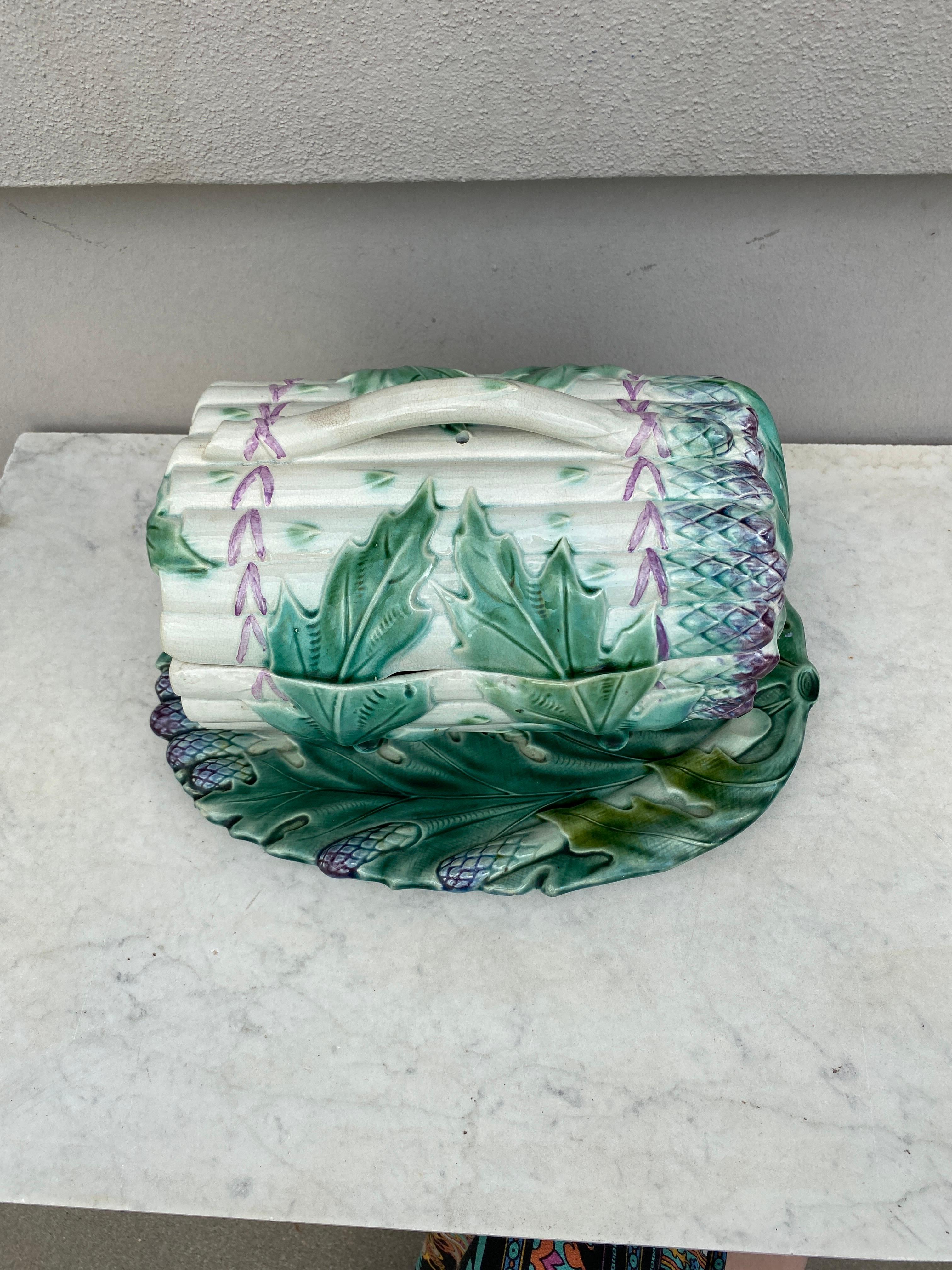 This French Majolica footed tureen is a bunch of asparagus surrounded by large artichoke leaves with his original under platter is one of the rare example of asparagus tureens made at the end of 19th century.
At this period, almost all the French