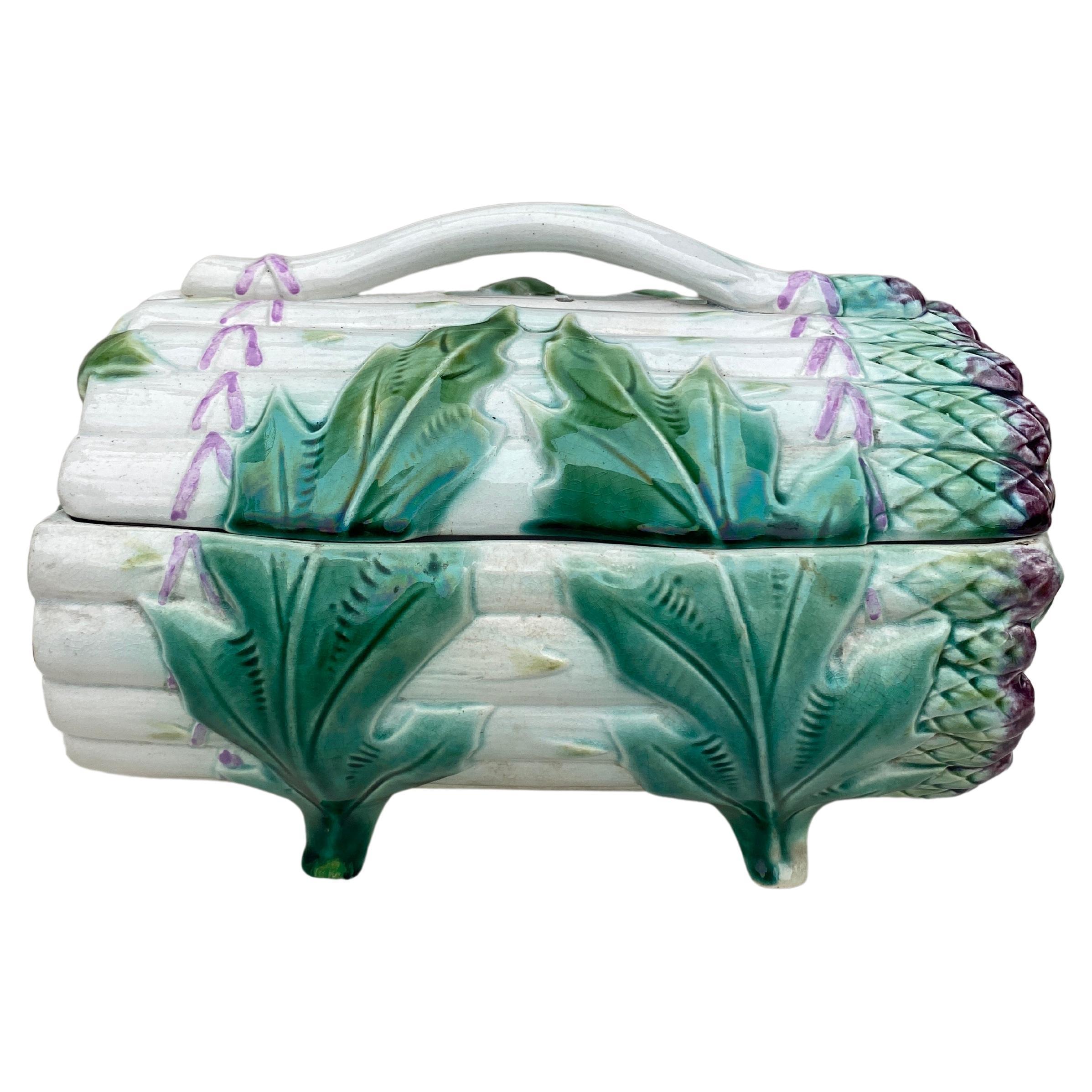 This French Majolica footed tureen is a bunch of asparagus surrounded by large artichoke leaves  is one of the rare example of asparagus tureens made at the end of 19th century.
At this period, almost all the French manufactures produced asparagus
