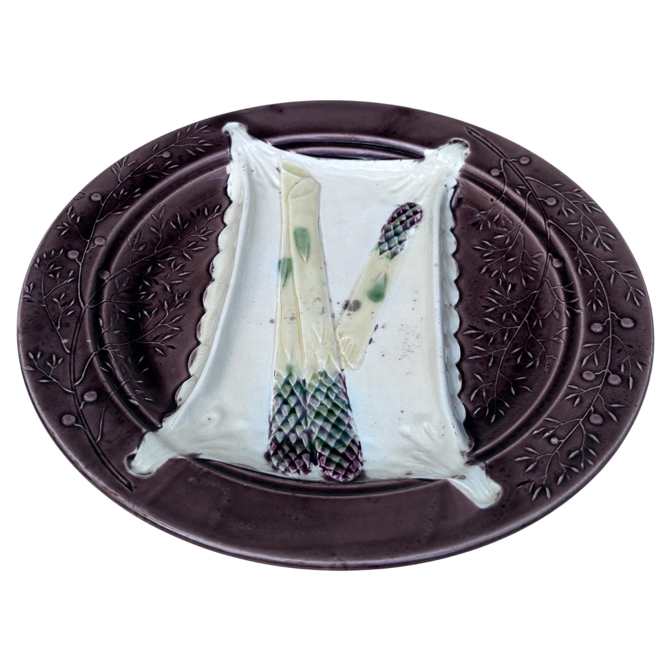 19th Century rare Majolica asparagus plate, Luneville unsigned.
Rare brown color.
Every important French manufactures produced at the end of the 19th century asparagus and artichoke sets.
Reference / Page 16 