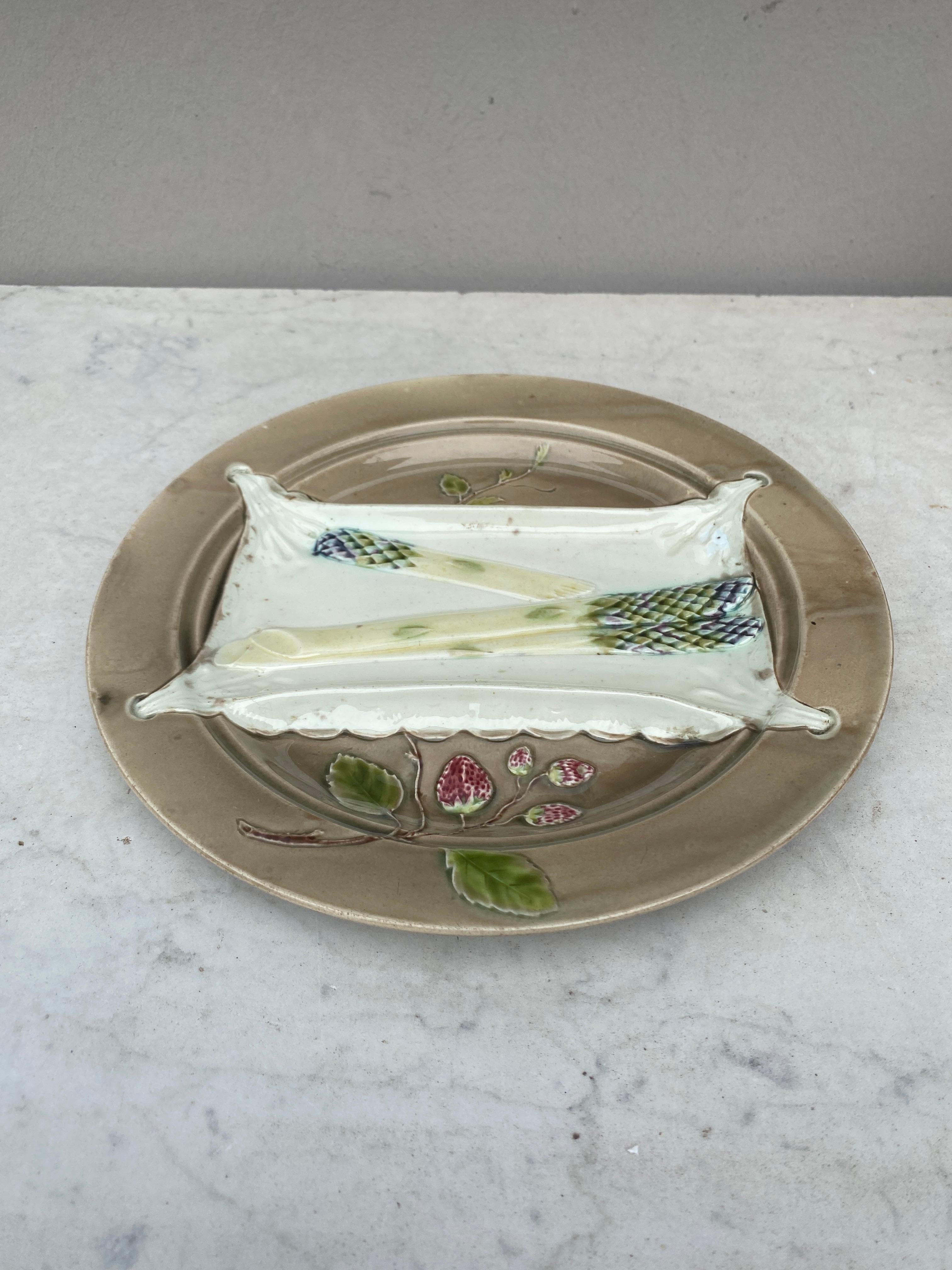 19th Century Majolica Asparagus Plate Luneville In Good Condition For Sale In Austin, TX