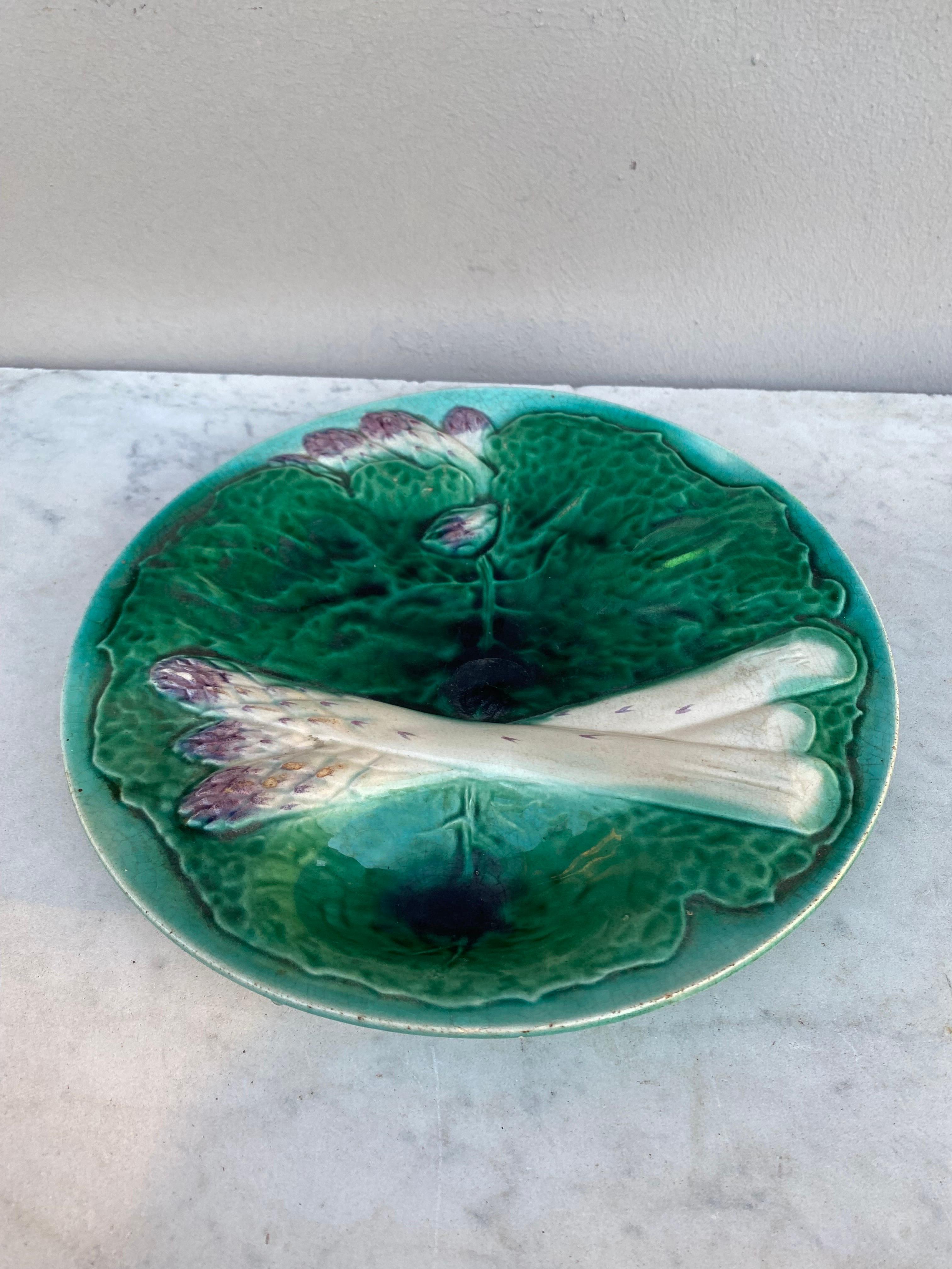 19th Century majolica asparagus plate with large green cabbages leaves by the Manufacture of Creil and Montereau.
 