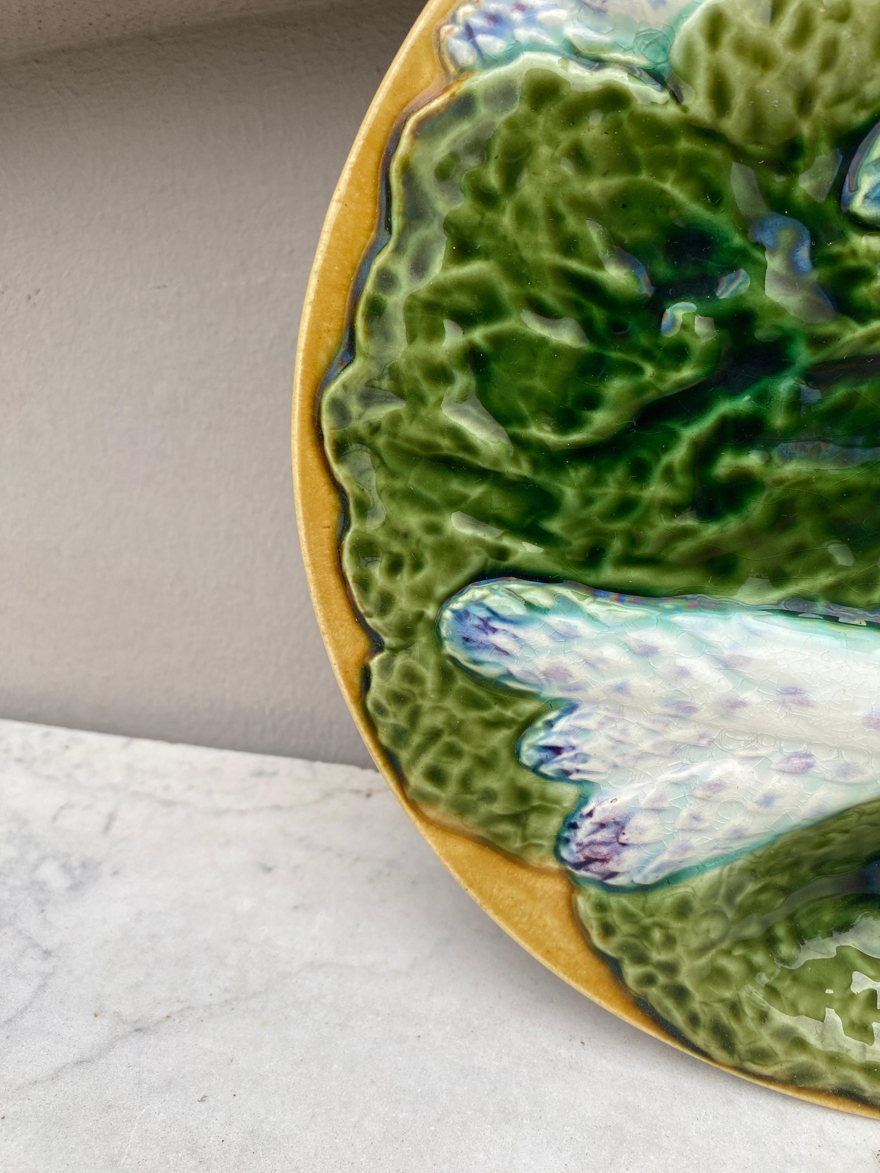 Unusual 19th century majolica asparagus plates with large green cabbages leaves on a yellow background (usually on blue background), very colorful plates made by the Manufacture of Creil and Montereau.
This manufacture didn't produced a lot of