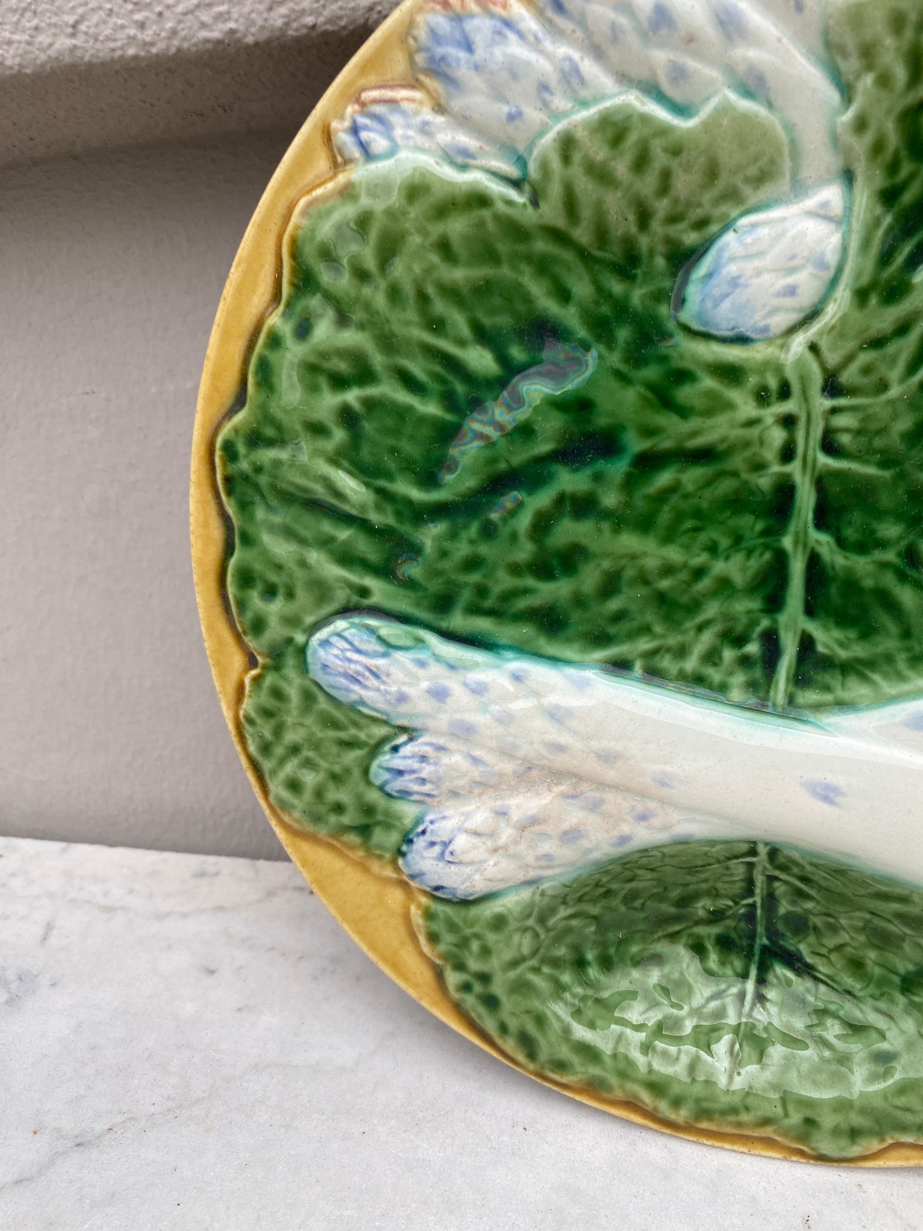 Inhabituelles assiettes à asperges en majolique du 19ème siècle avec de grandes feuilles de choux vertes sur fond jaune (habituellement sur fond bleu), assiettes très colorées réalisées par la Manufacture de Creil et Montereau.
Cette manufacture n'a