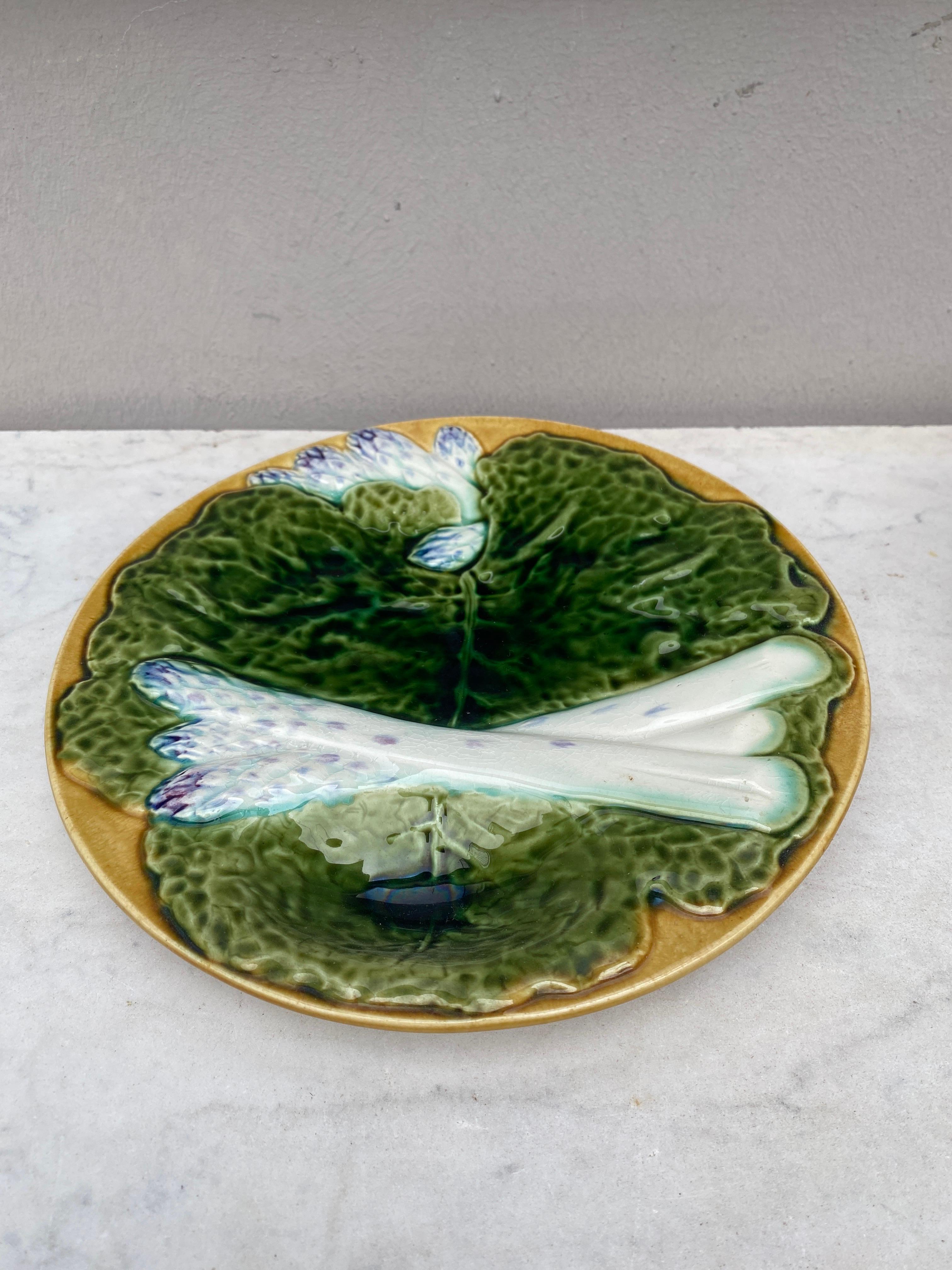 Country Assiette à asperges en majolique du 19ème siècle avec feuilles de chou Creil & Montereau en vente