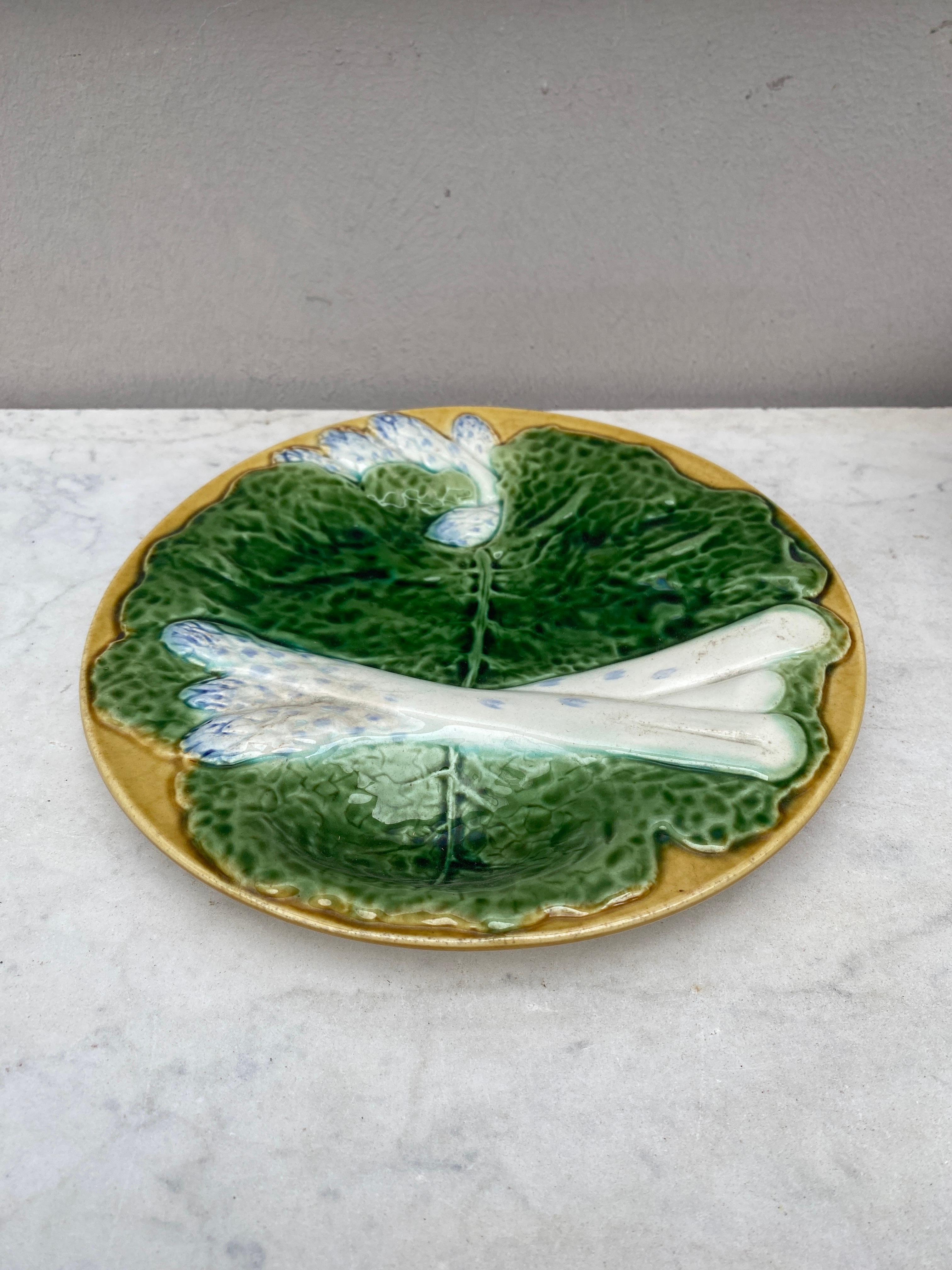 French 19th Century Majolica Asparagus Plate with Cabbage Leaves Creil & Montereau For Sale