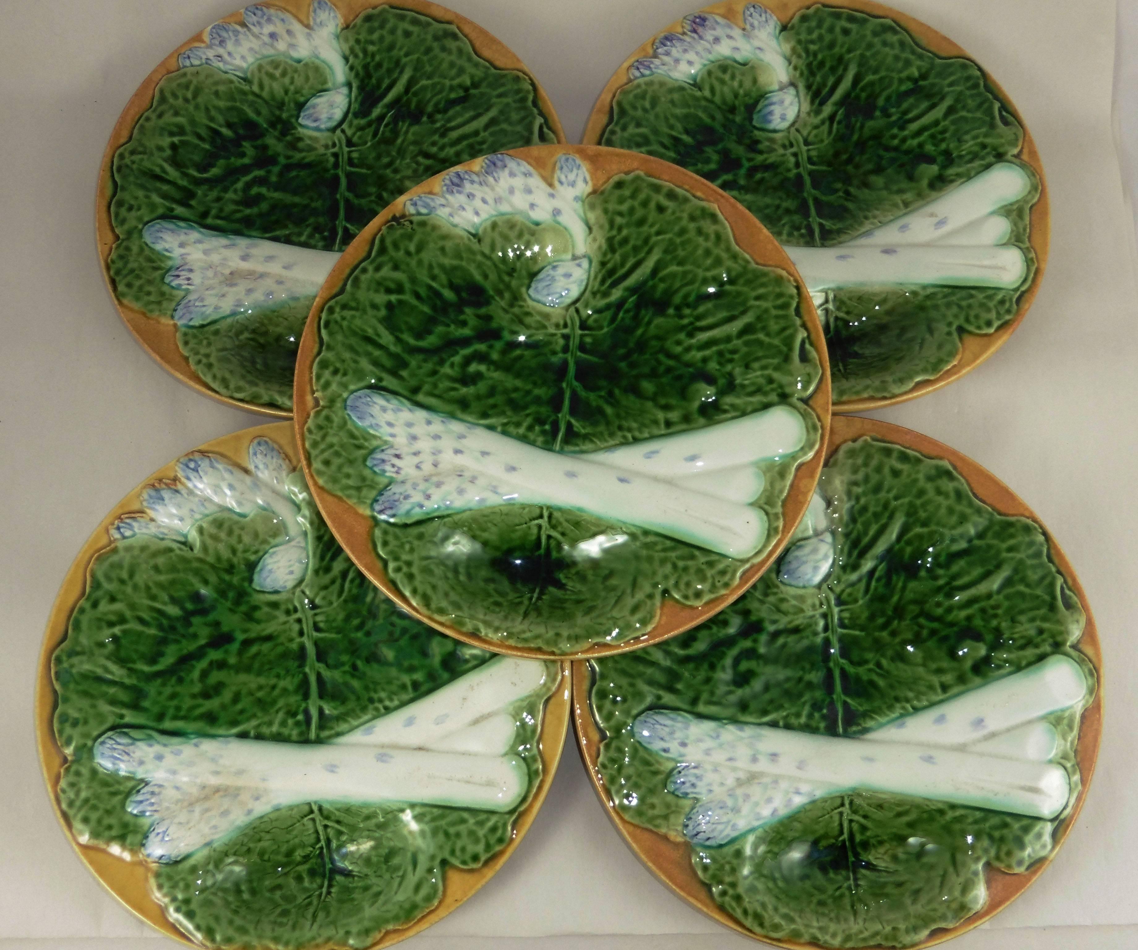 19th Century Majolica Asparagus Plate with Cabbage Leaves Creil & Montereau In Good Condition In Austin, TX