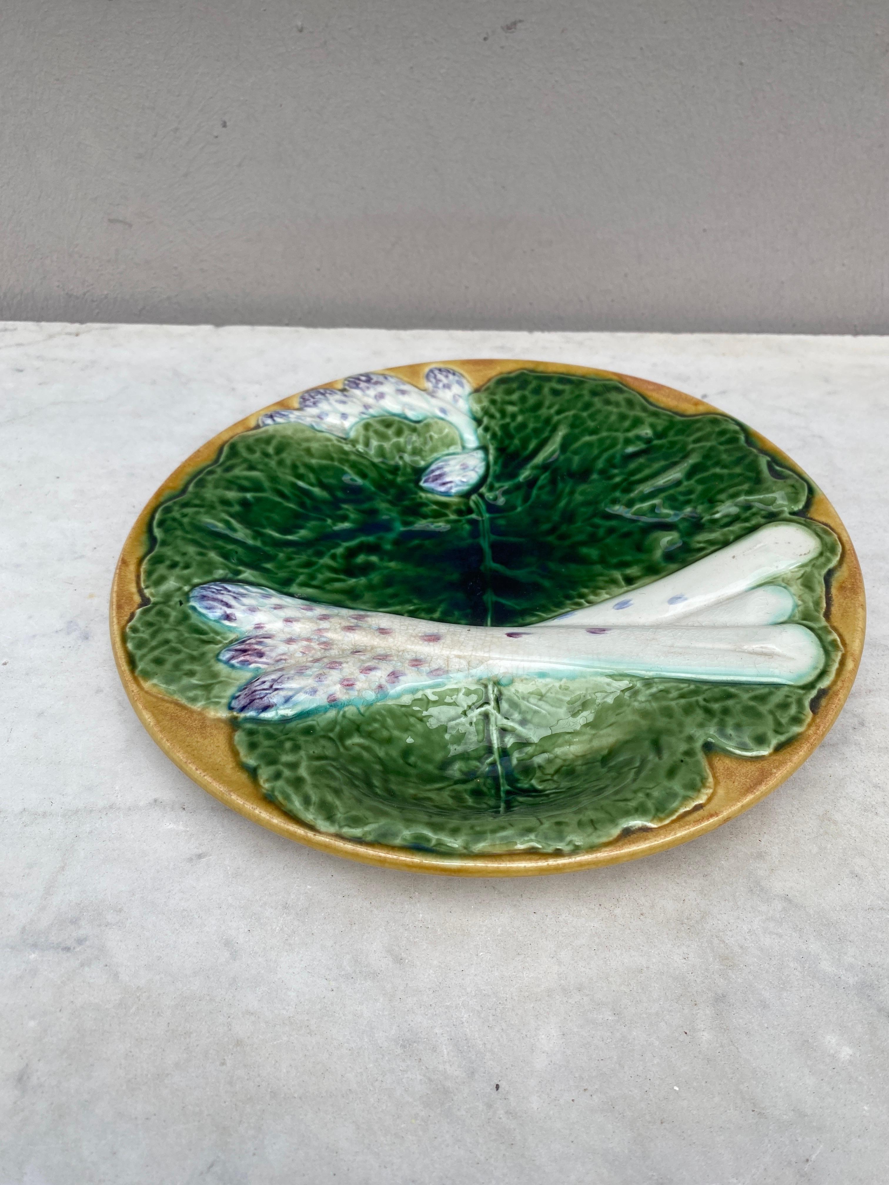 19th Century Majolica Asparagus Plate with Cabbage Leaves Creil & Montereau In Good Condition For Sale In Austin, TX