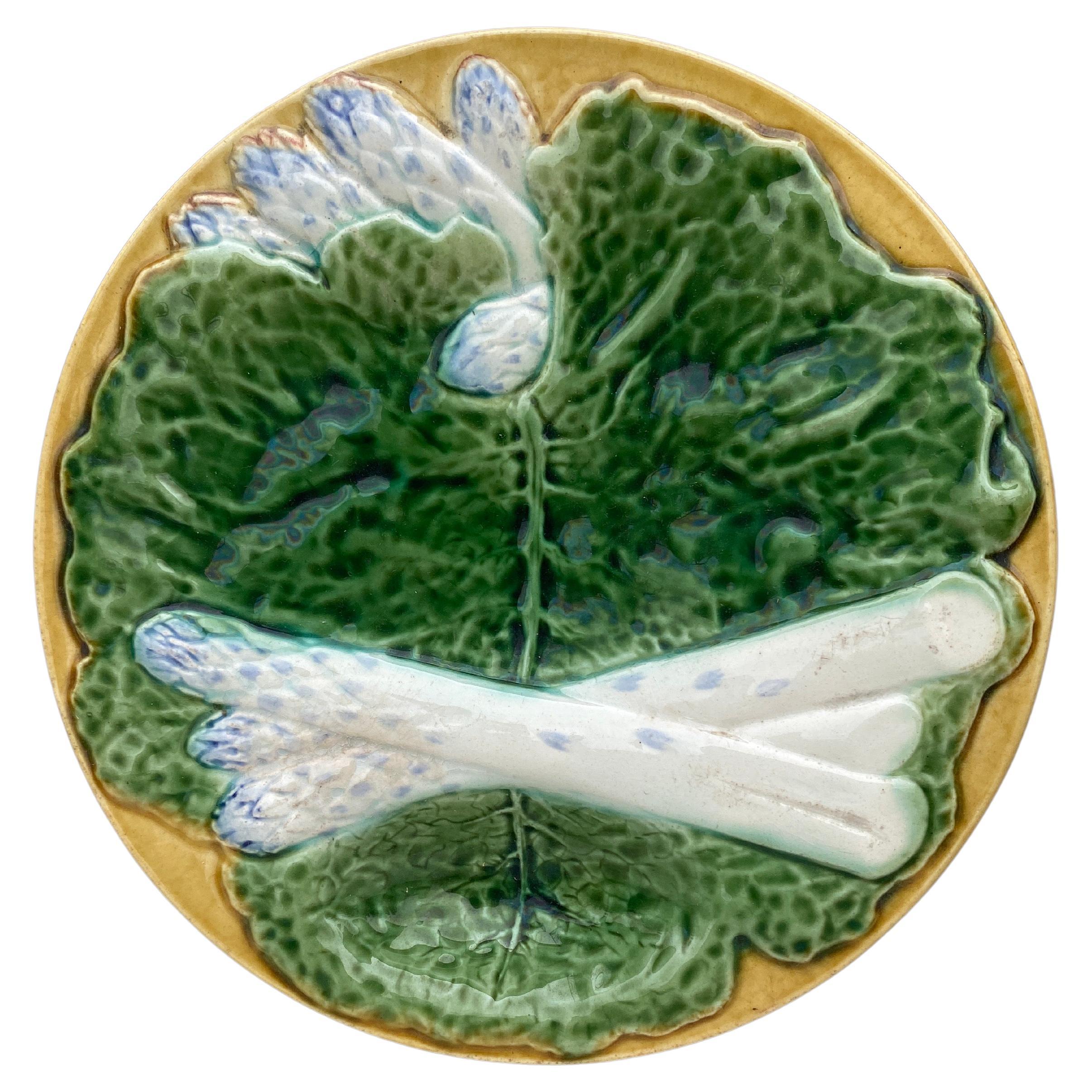 Assiette à asperges en majolique du 19ème siècle avec feuilles de chou Creil & Montereau en vente