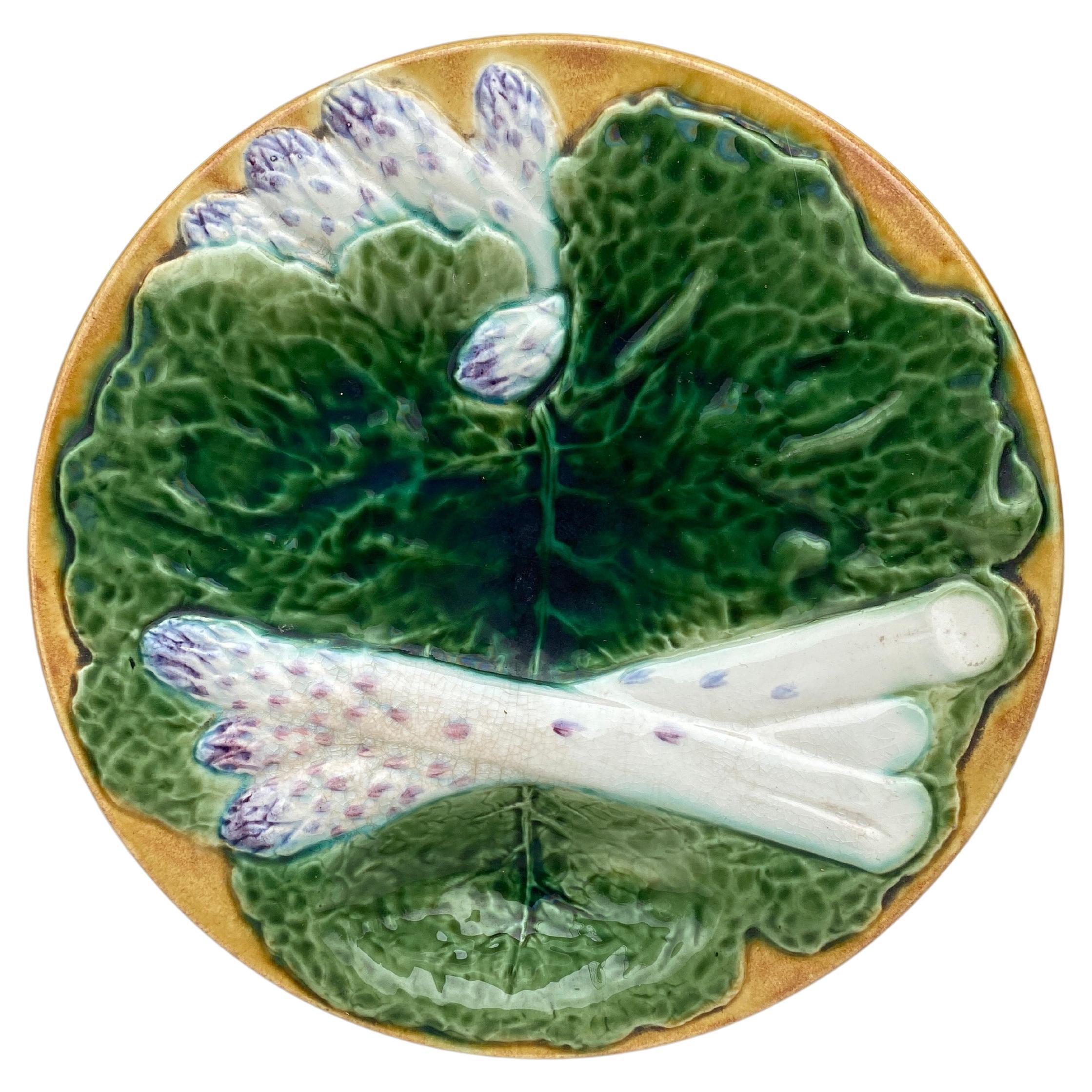 Assiette à asperges en majolique du 19ème siècle avec feuilles de chou Creil & Montereau