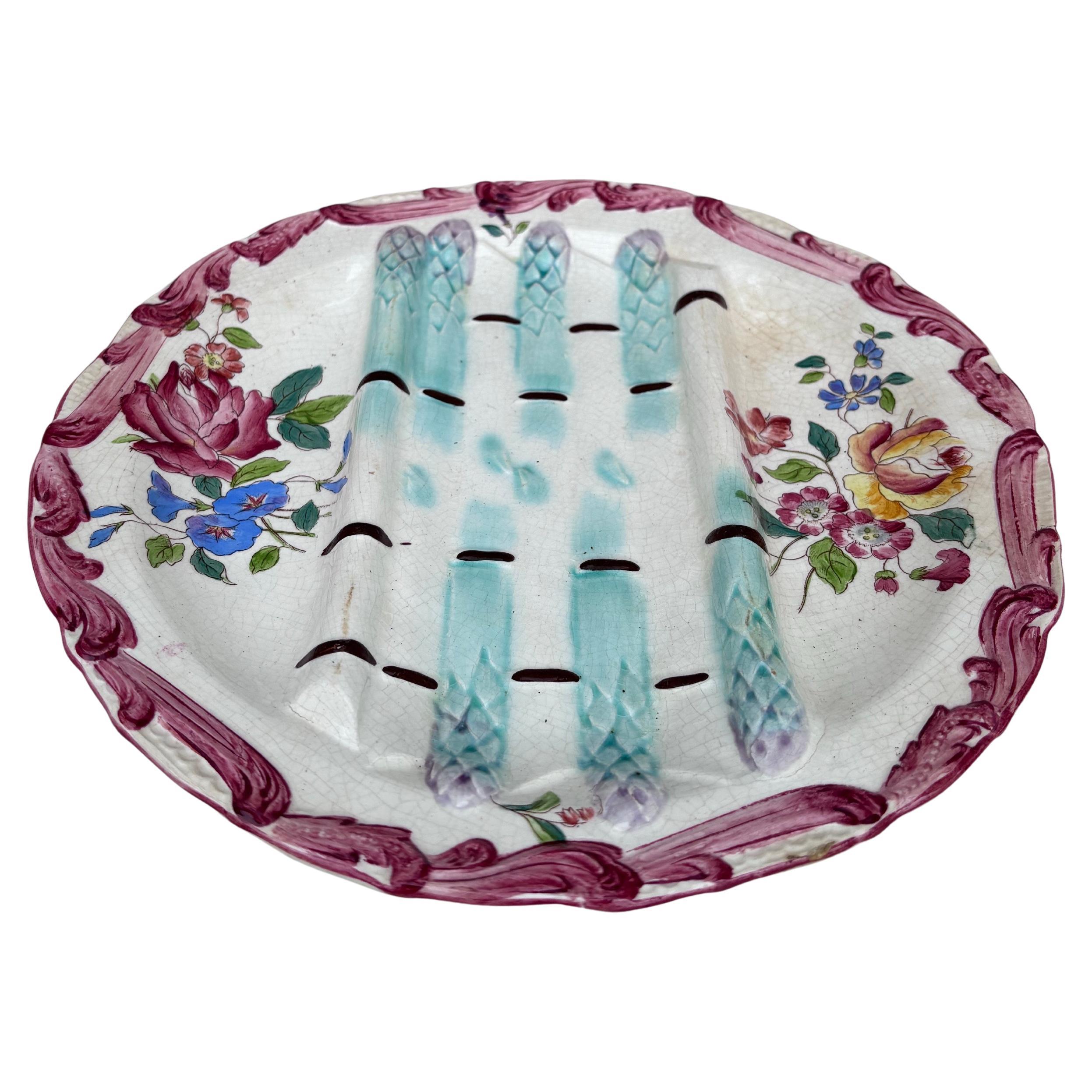 Assiette à asperges en majolique avec fleurs, chaque assiette a des fleurs différentes, signée Longchamp, circa 1890.
