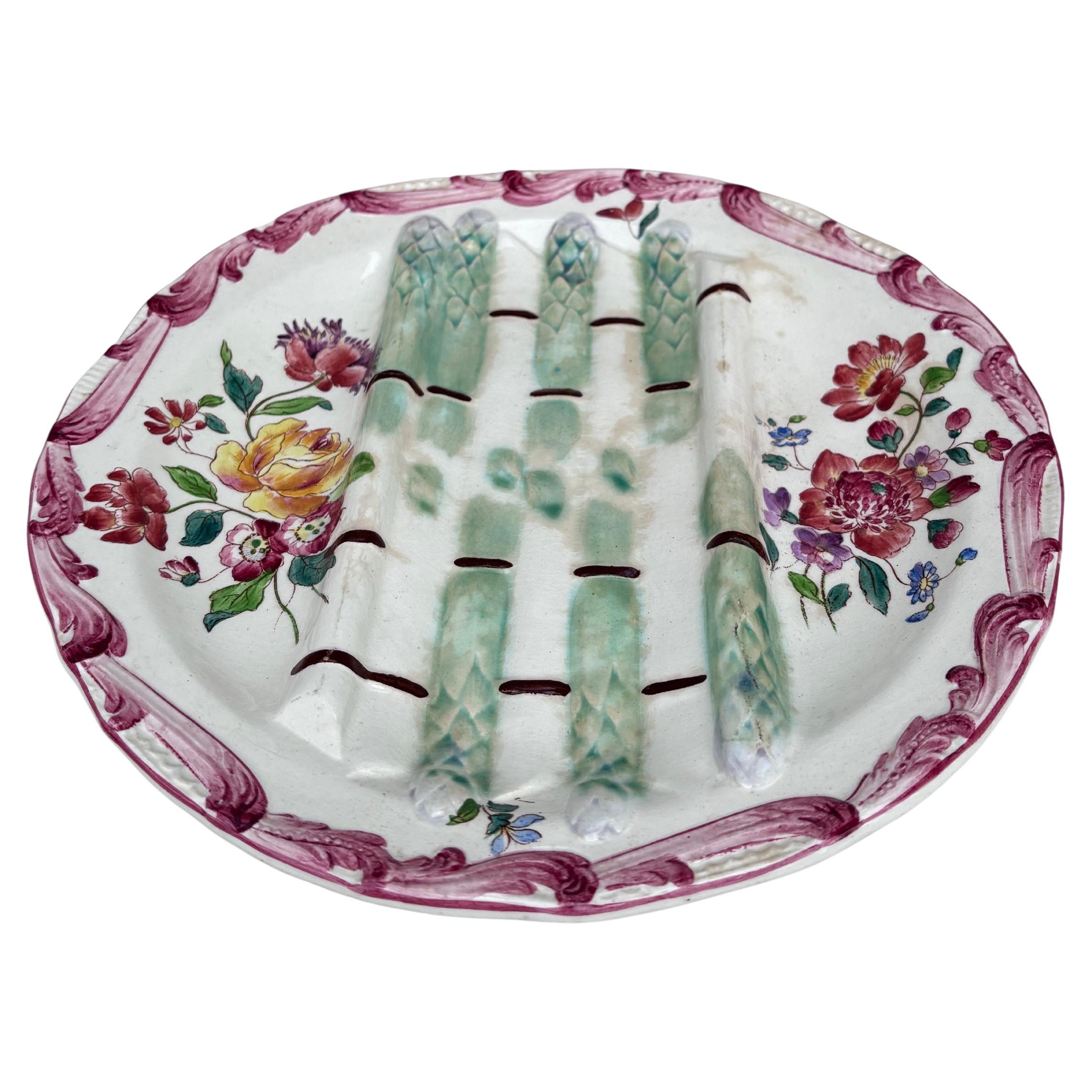 Assiette à asperges en majolique avec fleurs, chaque assiette a des fleurs différentes, signée Longchamp, circa 1890.
