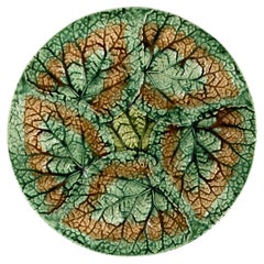 Assiette à feuilles de bégonia en majolique du XIXe siècle