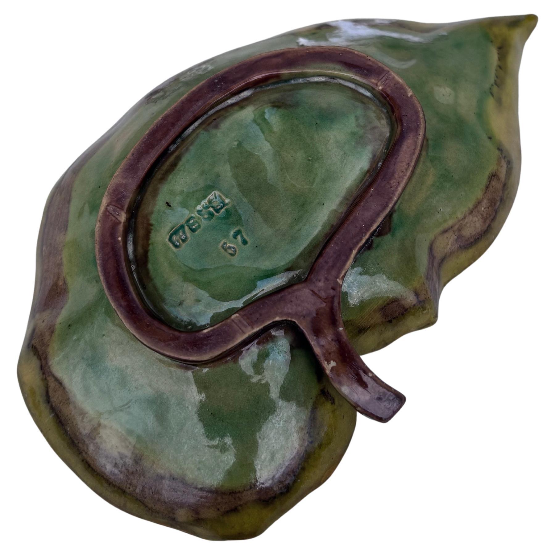 Videopoche in maiolica del XIX secolo con foglie di begonia Wilhelm Schiller & Son In condizioni buone in vendita a Austin, TX
