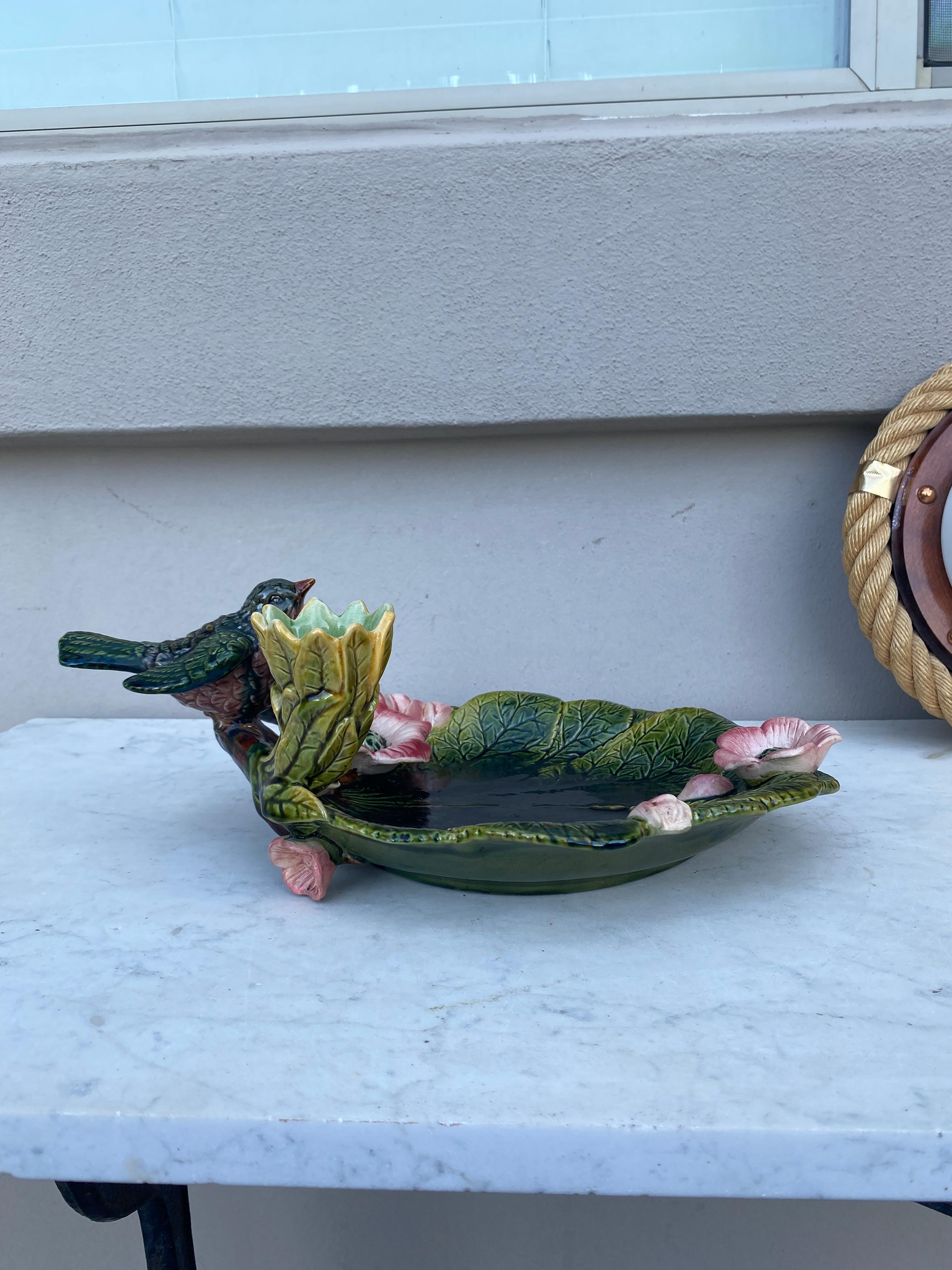 Vassoio in maiolica del XIX secolo con uccelli e fiori In condizioni buone in vendita a Austin, TX