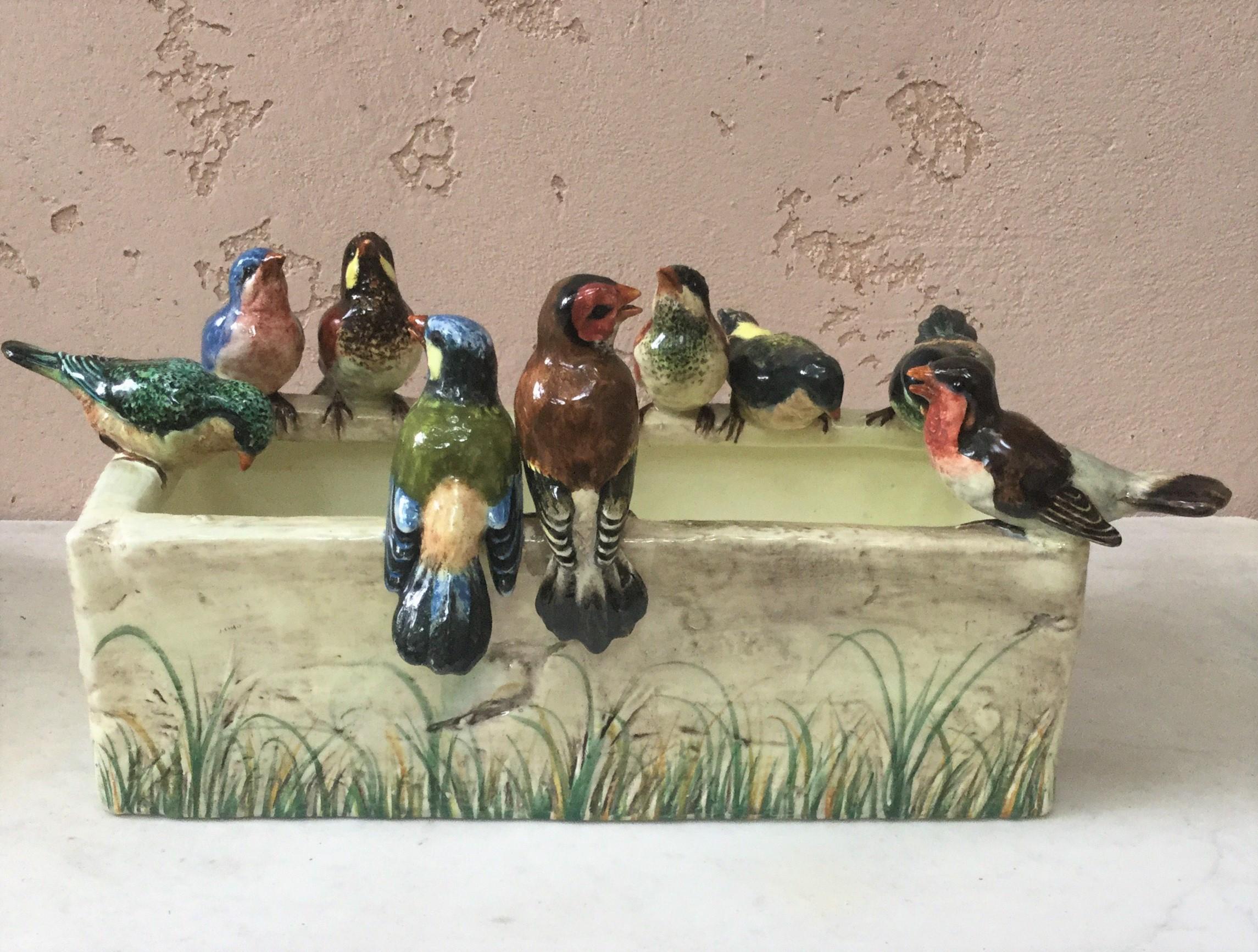 Grande jardinière d'oiseaux en majolique signée Delphin Massier, vers 1890.
Les Massier sont connus pour la qualité de leurs émaux et peintures uniques. La famille Massier produisait à Vallauris, sur la Côte d'Azur, différentes pièces avec des